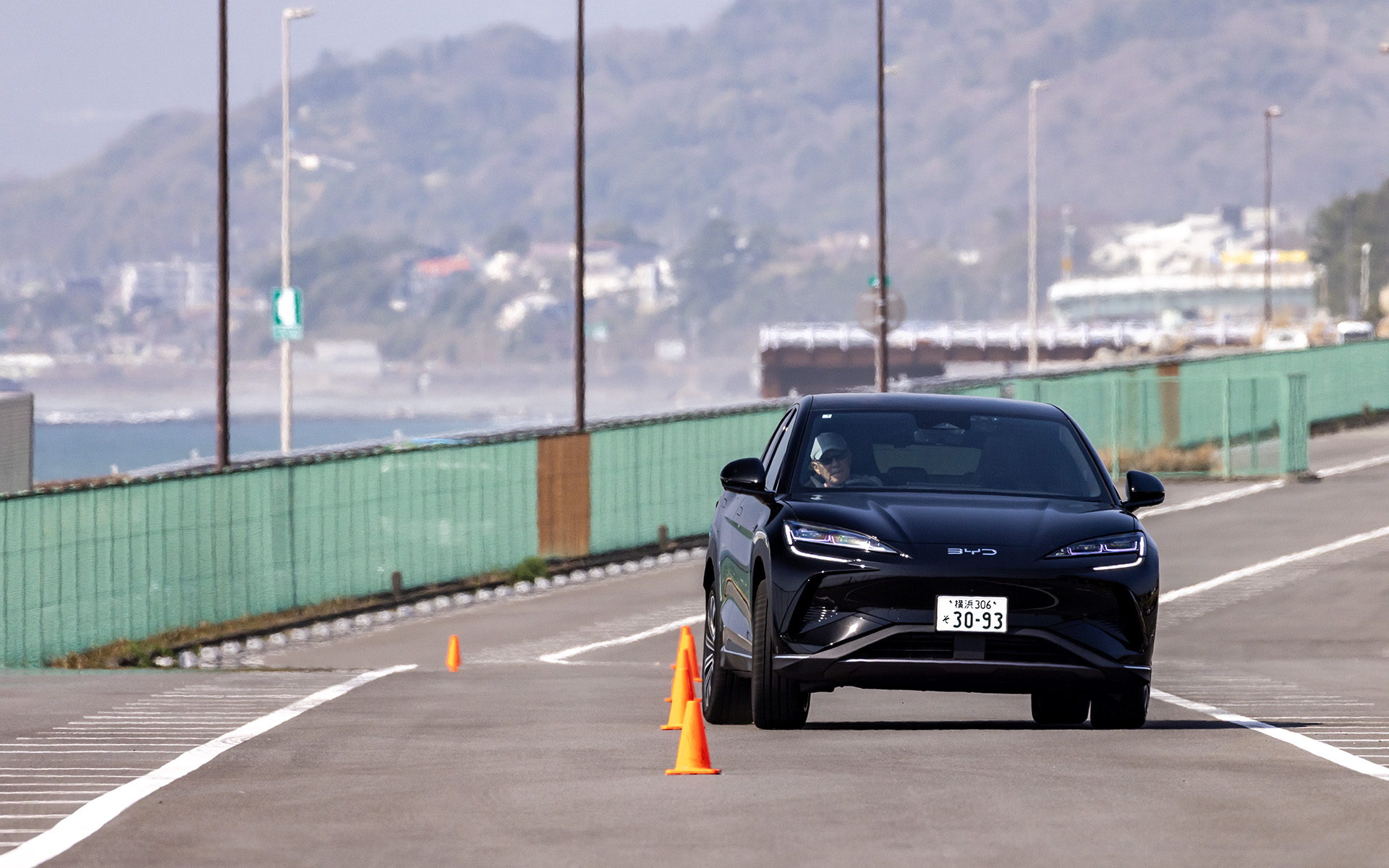 クローズドコースで切り返しステア特性を確認