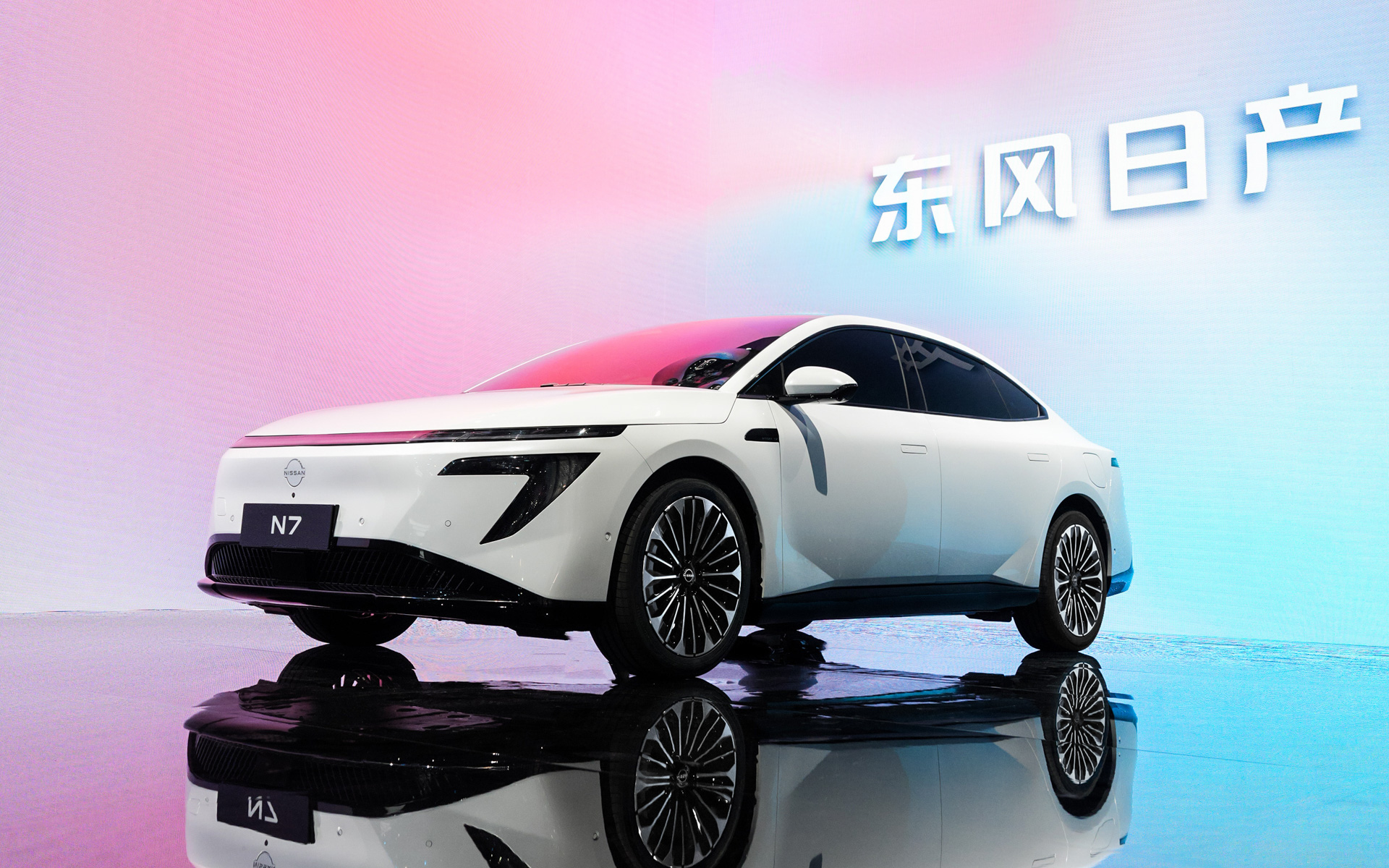 中国で4月末に発売予定のEV（電気自動車）ミッドサイズセダン「N7」