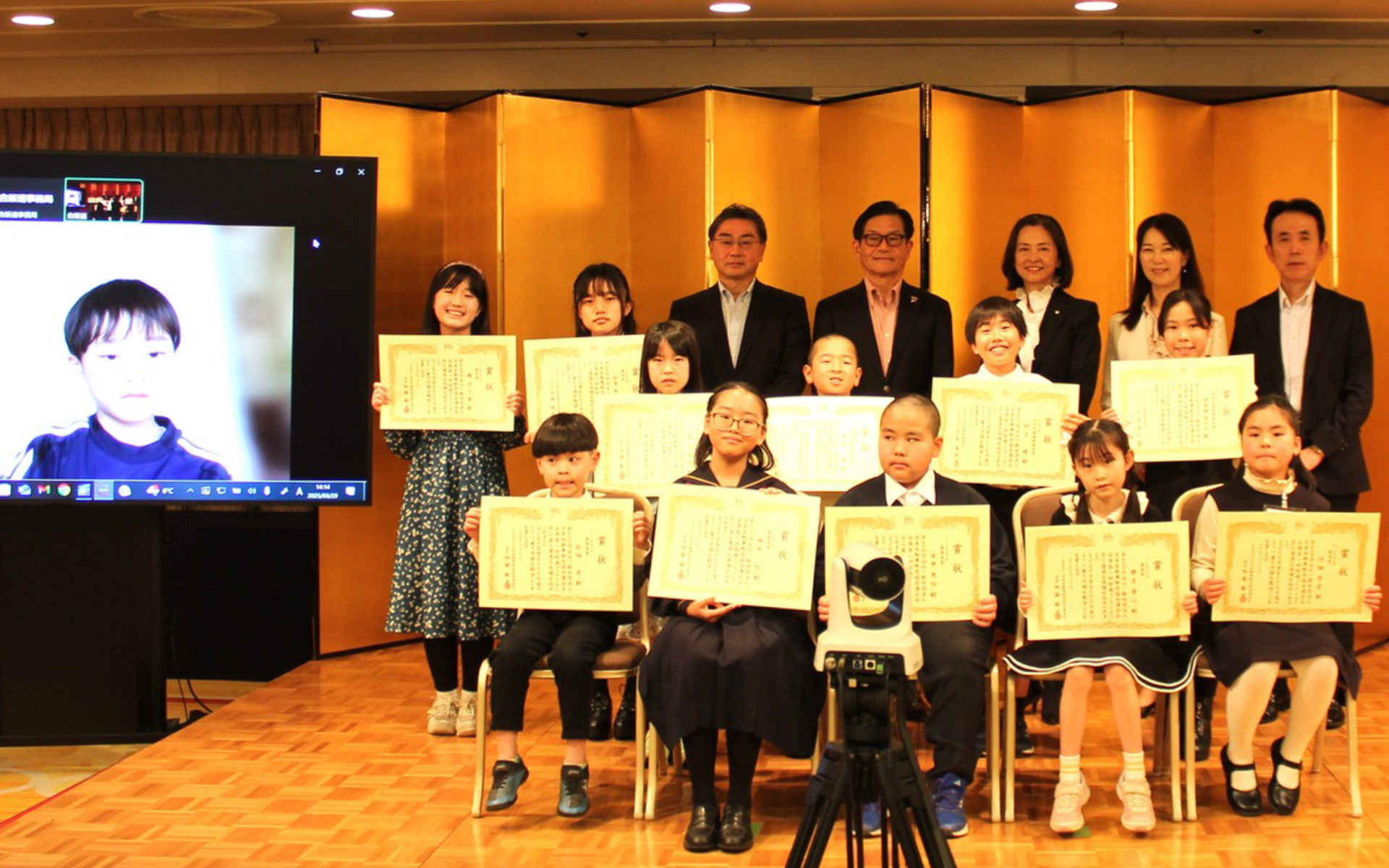 小学生を対象に自由なクルマの絵を描いてもらった「第1回 自販連 絵画コンクール」で見事、受賞された皆さんと表彰式で記念撮影。表彰状と副賞が授与され、とてもうれしそうな皆さんでした