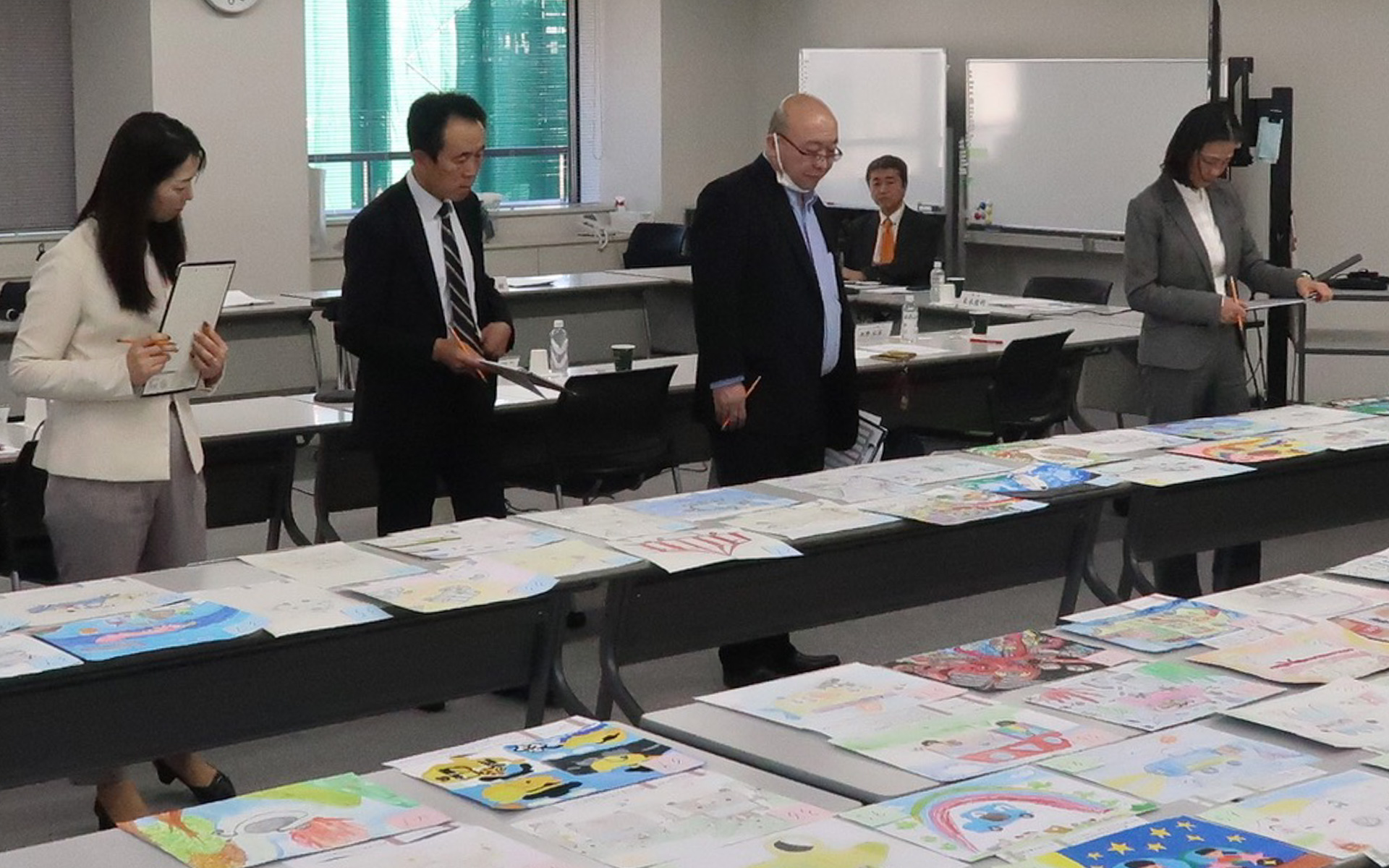 全国から337作品の応募があり、2月12日に審査会が開催されました。1つ1つじっくりと拝見し、作品に込めた想いを読ませていただいて、悩みに悩みながら投票してきました