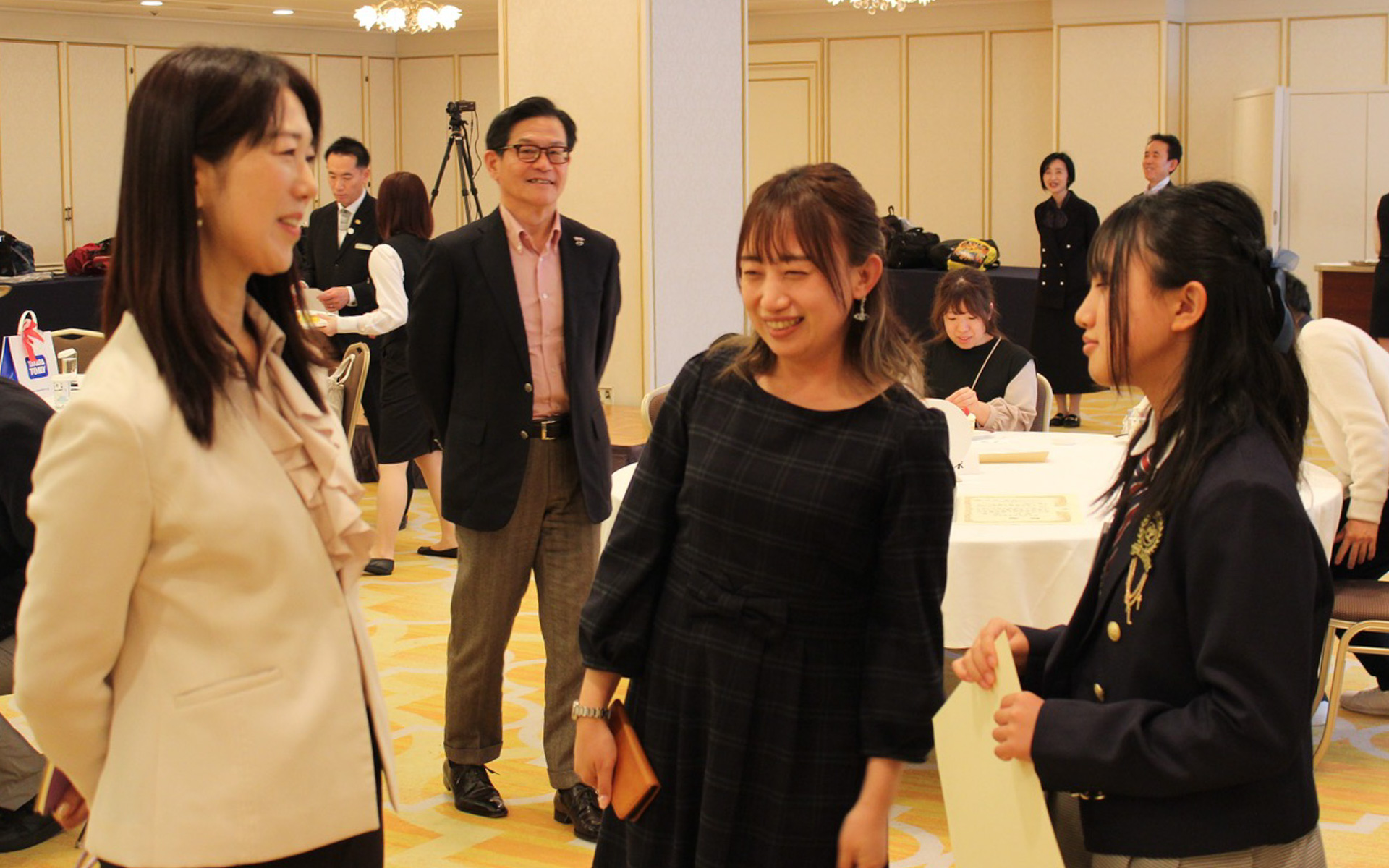 緊張感のあった表彰式から、懇親の時間になるとお子さんたちも本来の無邪気な様子に戻って、いろんなお話を聞かせてくれました