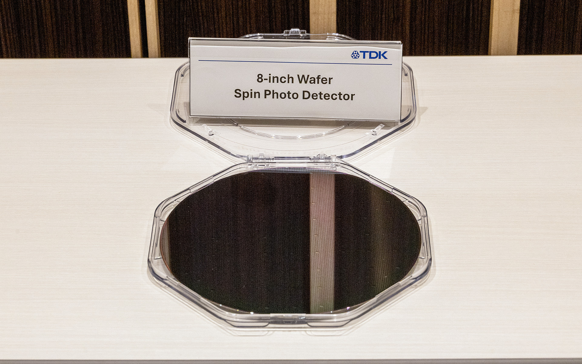 会場に展示された8インチ ウエハ スピンフォトディテクタ