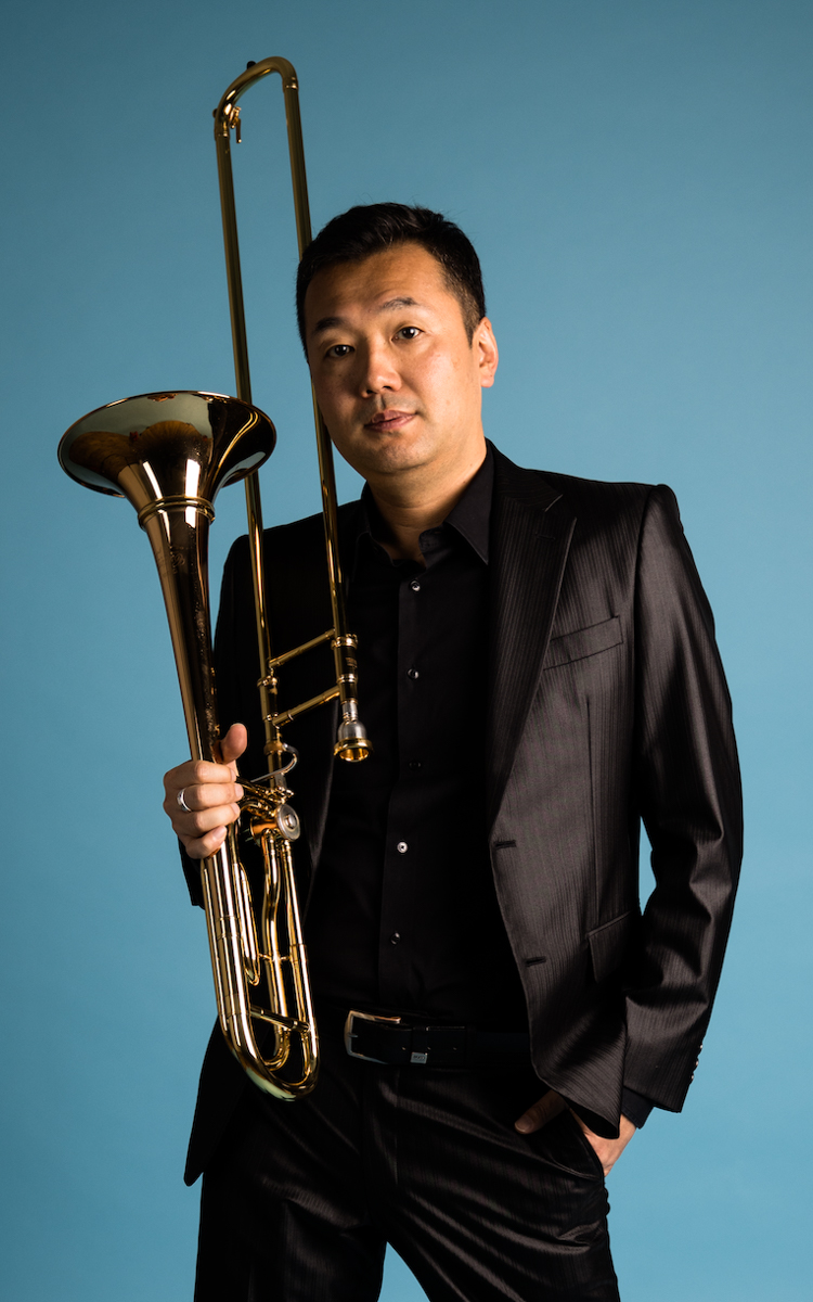 中川英二郎氏は、5歳でトロンボーンを始め、高校在学中に初リーダー作をニューヨークで録音。ビッグアーティストとの共演をはじめ、映画、CM、TVなど多くの録音でも知られる。2008年NHK連続テレビ小説「瞳」のメインテーマを演奏。2018年「SLIDE MONSTERS」を結成。2019年「International Jazz Day」出演。国内主要オーケストラとも共演を重ねるなどジャンルを超えた多彩な才能を発揮し、日本を代表する世界的トロンボーン奏者として活動している