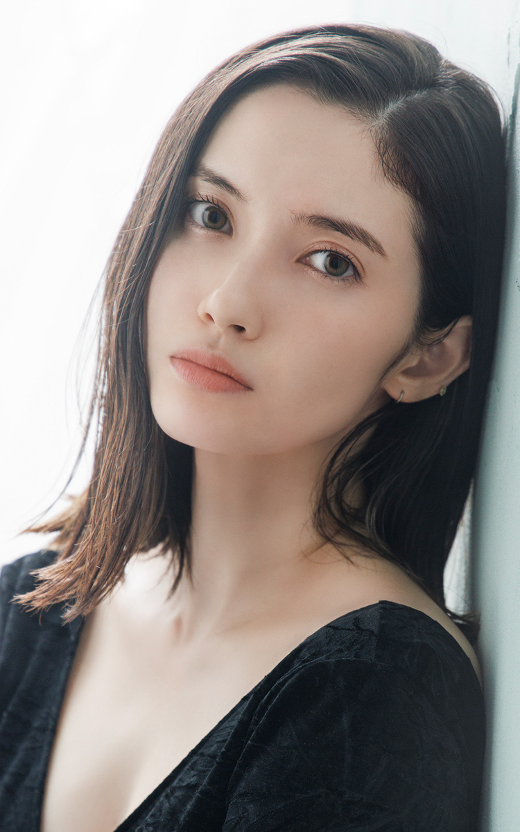 市川紗椰氏は、アメリカ・デトロイト育ちで、モデル・タレント・ラジオパーソナリティとして活躍。鉄道やアニメ、音楽、アートなど幅広い趣味を持ち、独自の視点でのコメントが人気。NHK FM「×（かける）クラシック」（毎週日曜14時～15時50分）でMCを務めるほか、ラ・フォル・ ジュルネ TOKYO2025のアンバサダーに就任