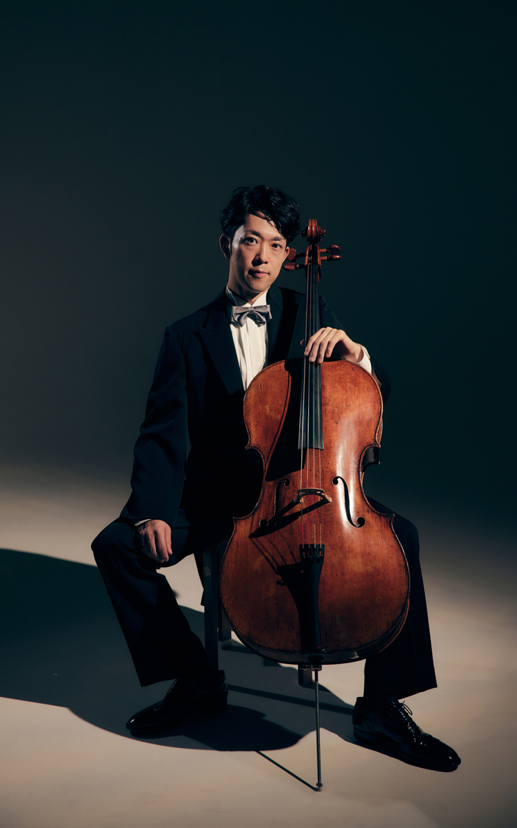 横坂源氏は、桐朋学園女子高等学校、同ソリストディプロマ・コースを経て、シュツットガルト国立音楽大学、フライブルク国立音楽大学にて学ぶ。全日本ビバホール・チェロコンクール第1位、2010年ミュンヘン国際音楽コンクール第2位。その他出光音楽賞、齋藤秀雄メモリアル基金賞、ホテルオークラ音楽賞など多数受賞している。録音は、「R.シュトラウス&ラフマニノフ」を含む3枚のアルバムをリリース。現在最も幅広い演奏活動を展開するチェリストの1人