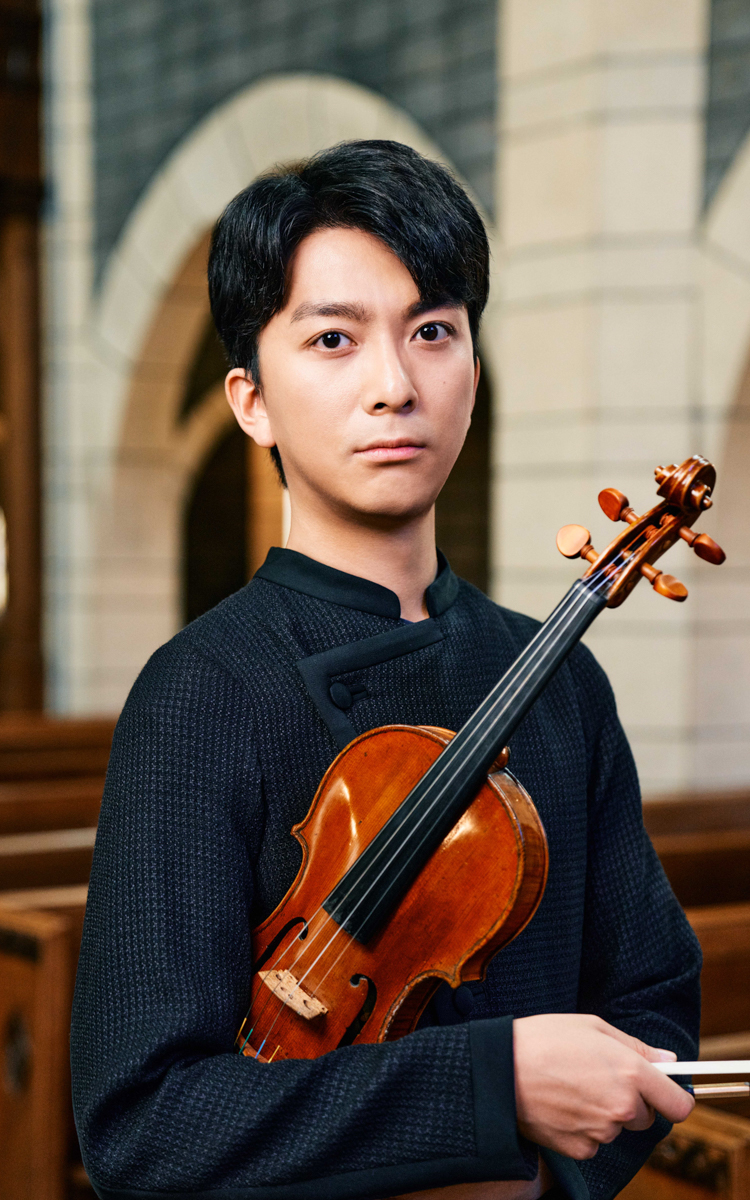 山根一仁氏は、1995年札幌生まれ。中学校3年在学中、2010年第79回日本音楽コンクール第1位、およびレウカディア賞、黒栁賞、鷲見賞、岩谷賞(聴衆賞)ならびに全部門を通し最も印象的な演奏・作品に贈られる増沢賞を受賞。桐朋女子高等学校音楽科(共学)在学中より国内外で研鑽を積み、さまざまなオーケストラや世界的ソリストたちと共演を重ねる。これまでに故富岡萬氏、水野佐知香氏、原田幸一郎氏、クリストフ・ポッペン氏に師事。2024年9月キングレコードから「J.S.バッハ:無伴奏ヴァイオリン・ソナタ&パルティータ全曲集」をリリース