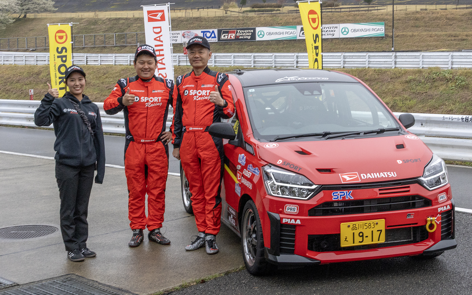 D-SPORT Racing Teamよりチーム監督の殿村裕一氏（ダイハツ工業/右）と、全日本ラリーやWRC ラリージャパンにも参戦する相原泰祐氏（ダイハツ工業/中）も現地に来ていて、ドライビングアドバイスや同乗走行などを行なっている。左はD-SPORTを展開するSPKの従業員、岡本悠希氏。KYOJO CUPに参戦するレーシングドライバー