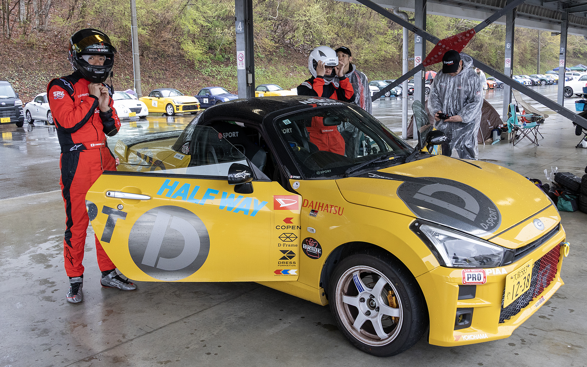 ヘルメットなどレーシングギヤをそろえるとそれなりの値段にはなるが、スポーツ走行を趣味として続けるなら購入した方がいいアイテム。気分は引き締まりドライビングもしやすい。そして安全性も高い