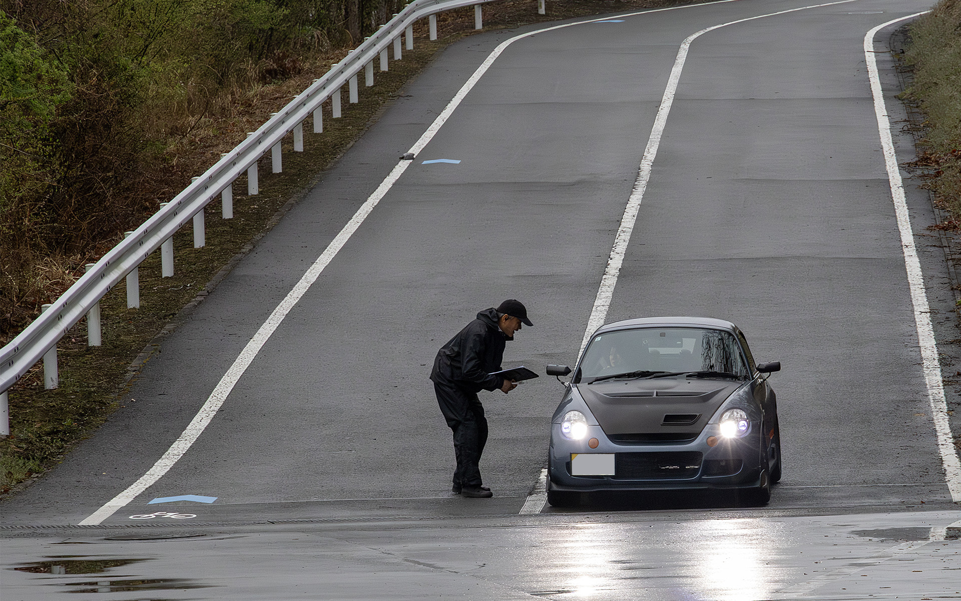 サーキットの朝は早い。6時にゲートがオープンとなると続々とエントラントがショートサーキットに到着する