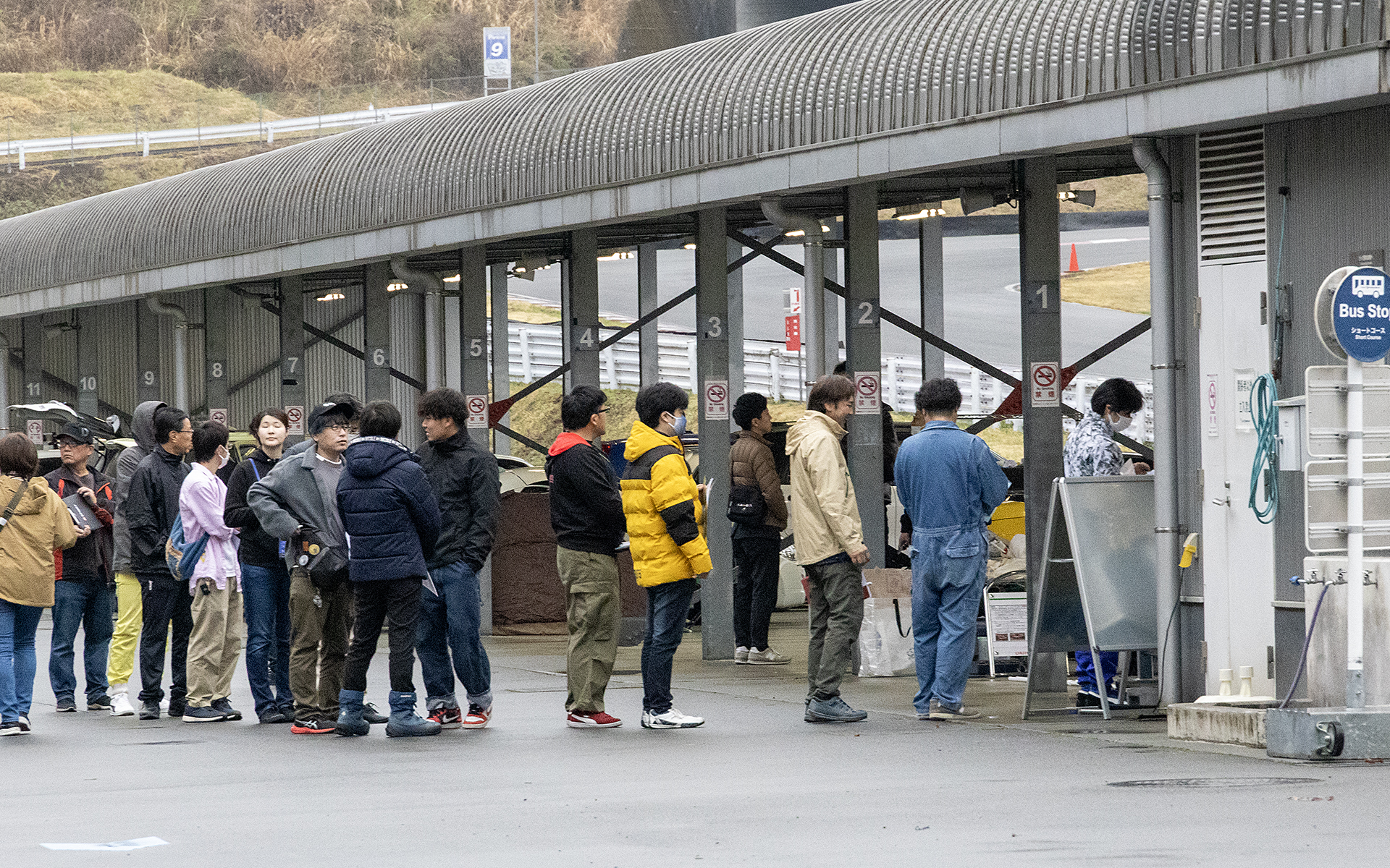 サーキットに到着後、まずは受け付けを済ませる。初参加する場合は早めに来てその後の進行に対して時間的な余裕を持てるようにしたい