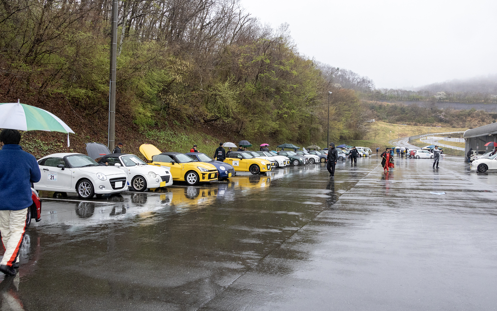 屋根がないスペースとなることもあるので、クルマから下ろした荷物を置いておくための簡易テントなどがあるといい。キャンプ用チェアなどもあると休憩中が快適になる