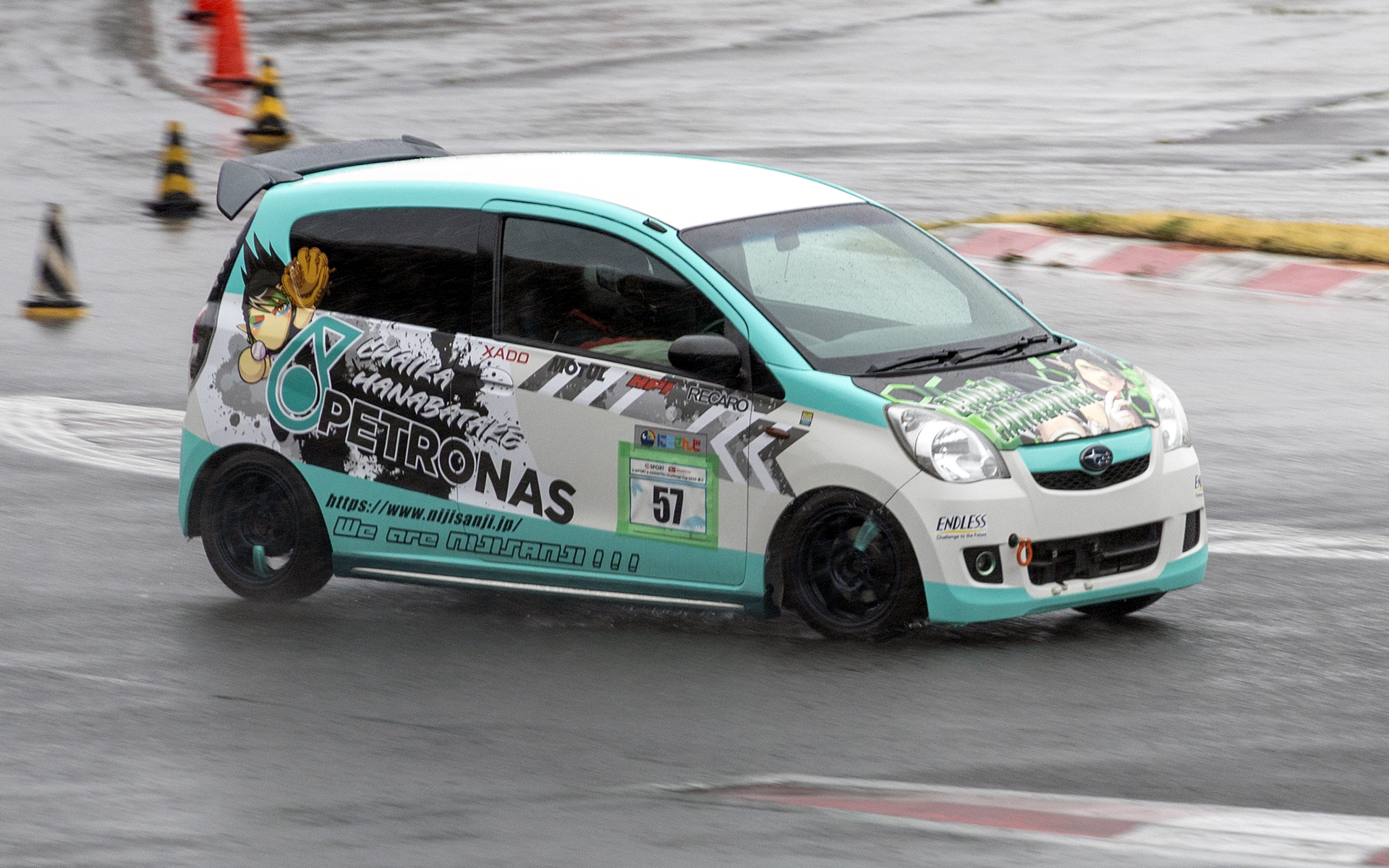 こちらはVTuberのラッピング車。ベースはスバルのプレオ（OEM車）