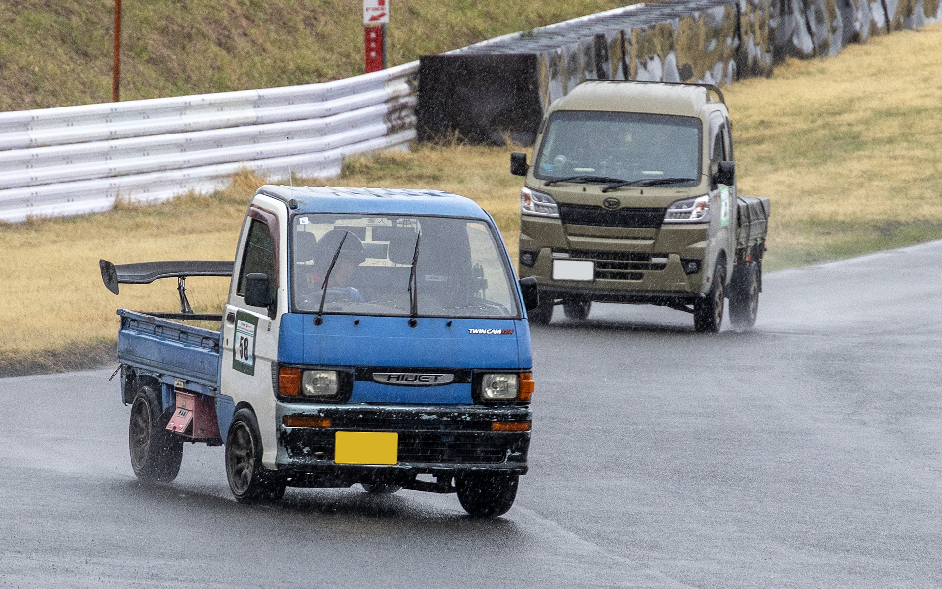 D-SPORT＆DAIHATSU Challenge Cupは軽トラックも参加できるので、サーキットの写真としては変わったカットも撮れる