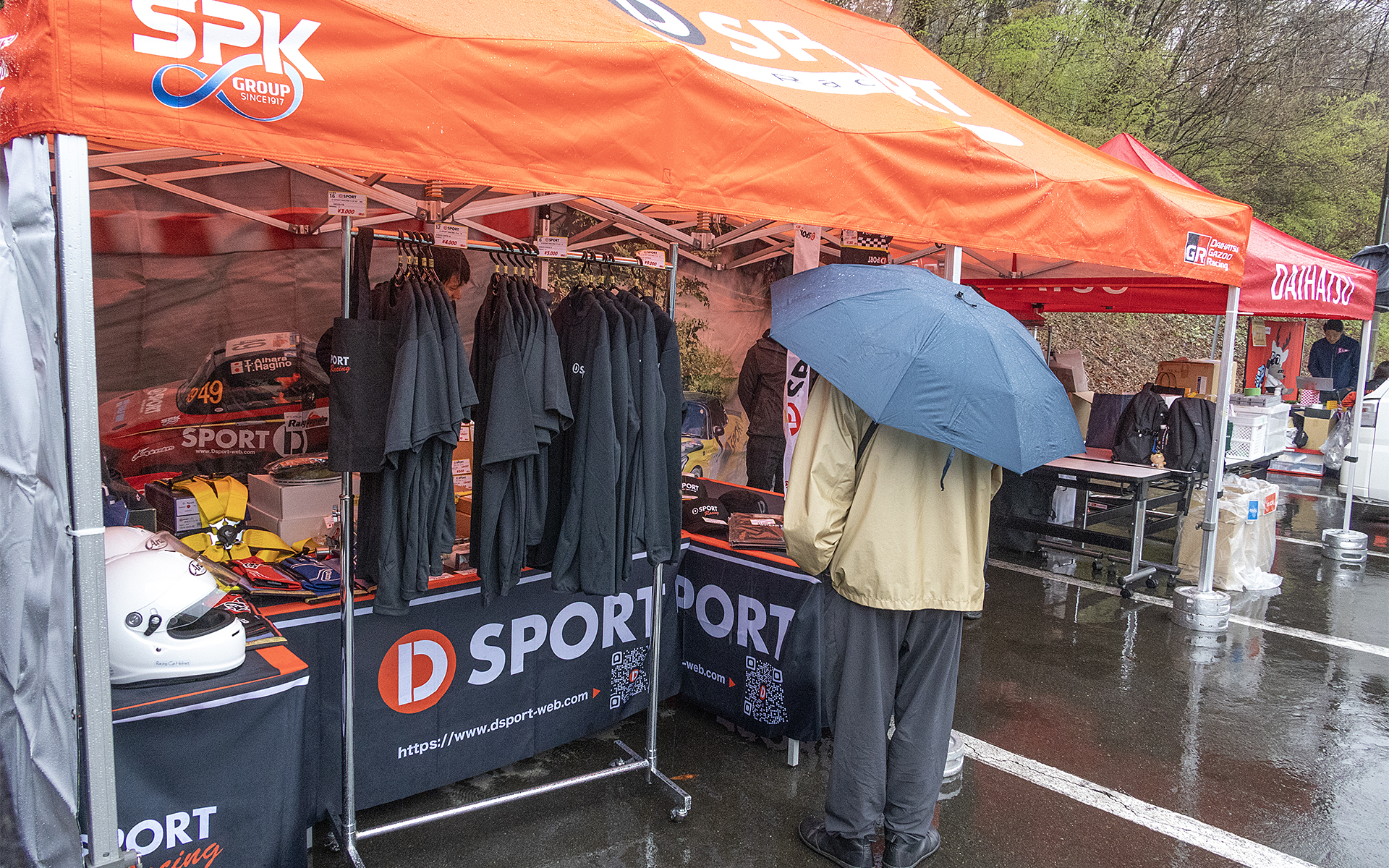 パドックにはD-SPORTやダイハツ沼津販売がブースを出展。D-SPORTブースにはSPKが扱うアルパインスターズのレーシングギヤやアライヘルメットの販売をしていた