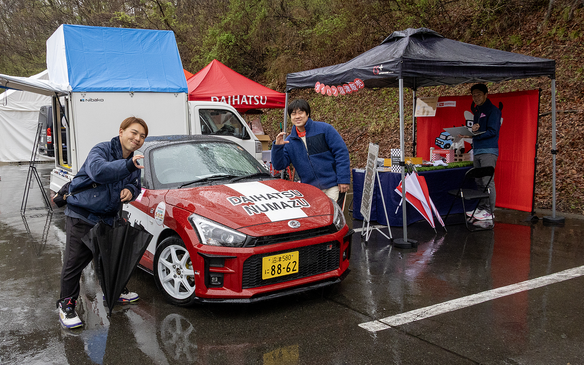 ダイハツ沼津販売ブースではミニゲームのほかデモカーとの記念撮影も行なっていた