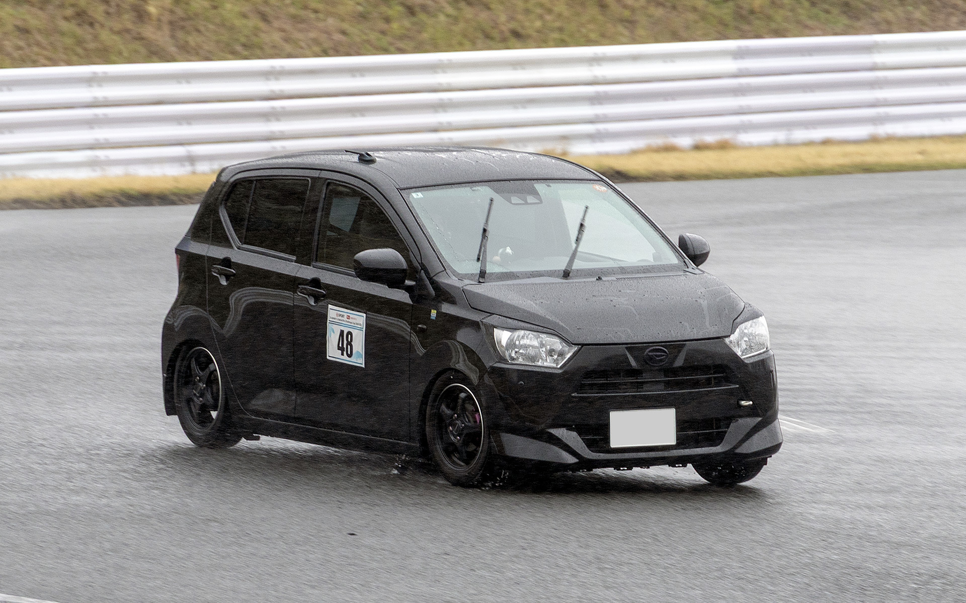 真っ黒いミライース。かなりかっこうよかった。クルマの名前は「イカスミ」と名付けているそうだ