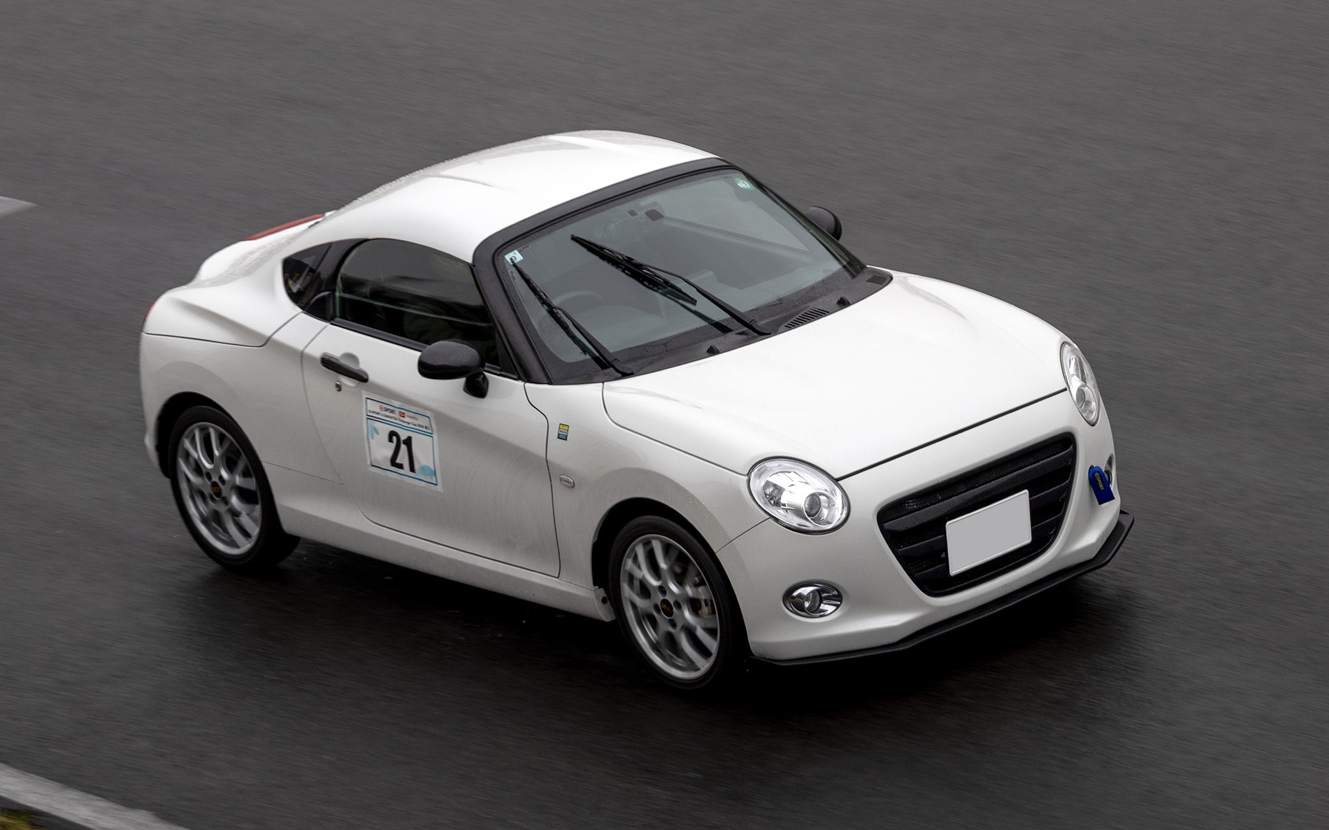 スポーツカーらしいクーペスタイルはサーキットにも似合う