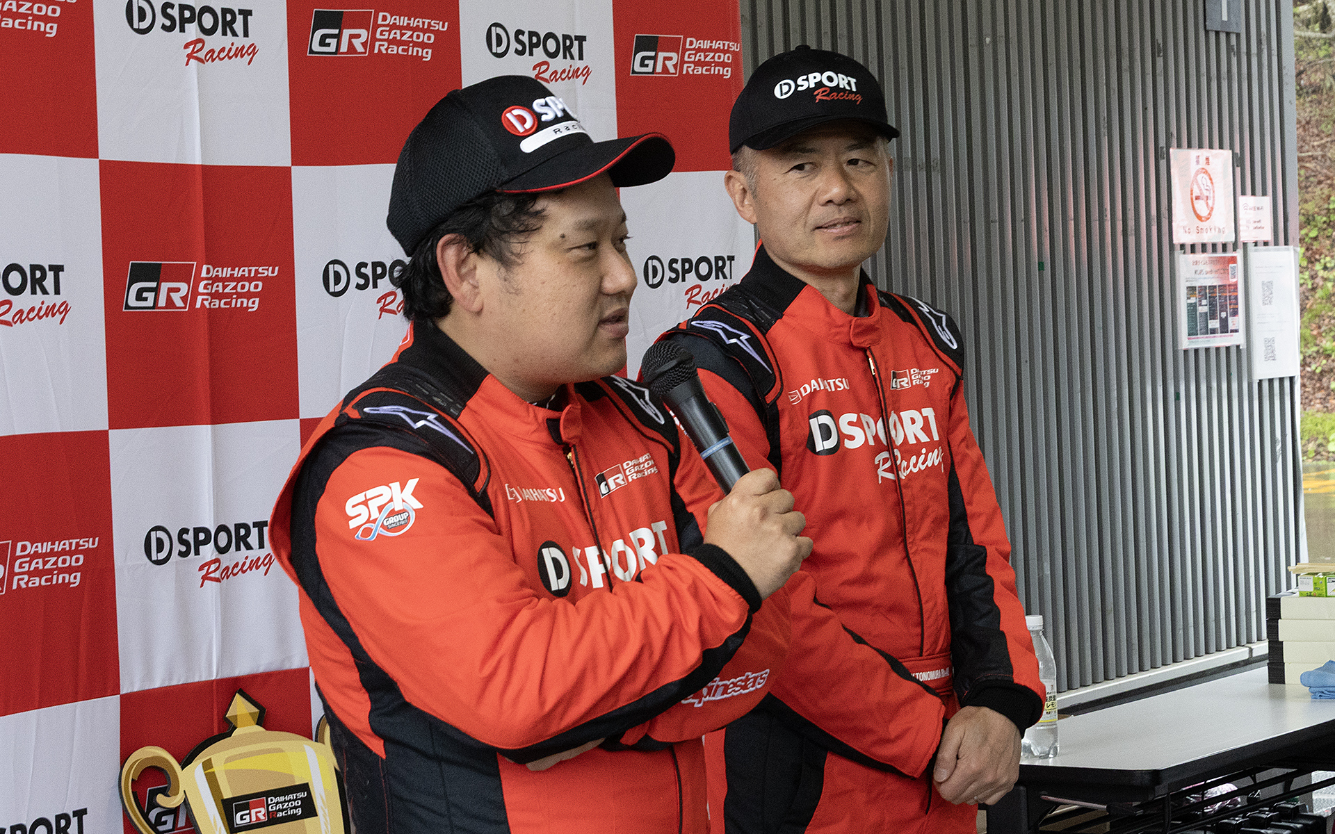 タイムアタックを前にインストラクターから走行のアドバイスがあった。そこで語られたのコーナーへの進入で頑張りすぎないことと、コーナークリッピング置いたパイロンを意識して走ることだった