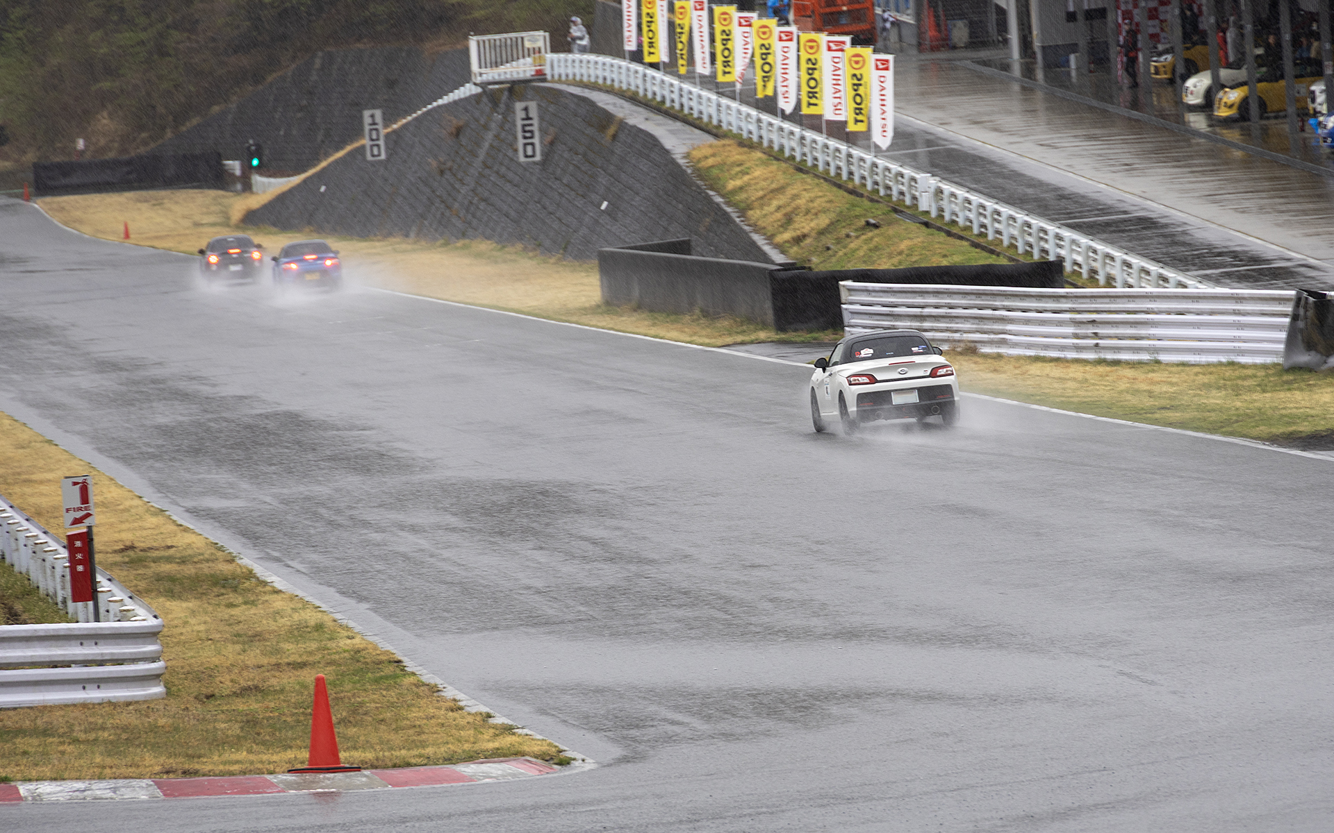 ショートサーキットのホームストレートは下り坂なのでここで車速を伸ばすことを意識するとタイムアップにつながる