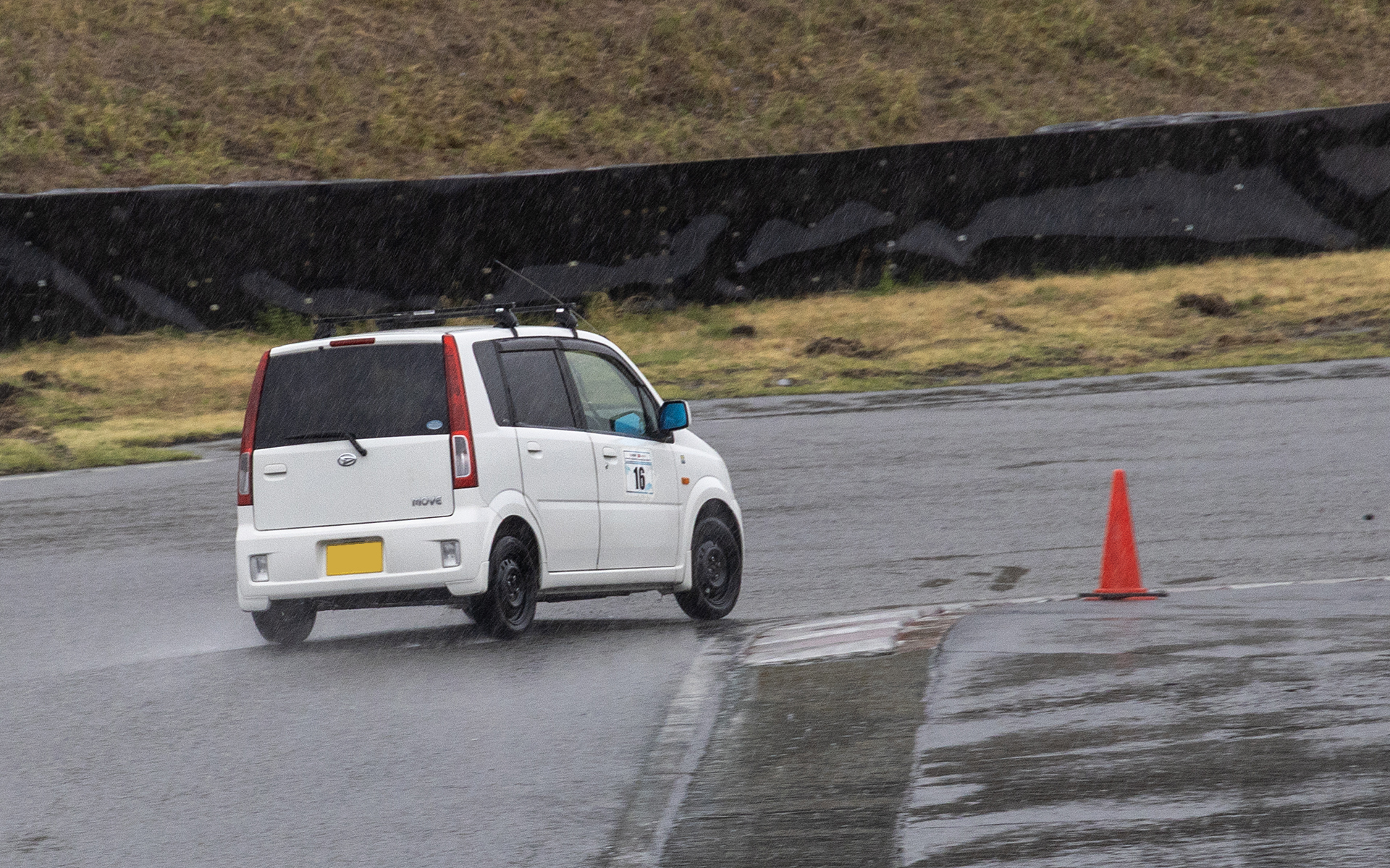 どのコーナーにもパイロンが置かれていた。これらはすべてD-SPORT＆DAIHATSU Challenge Cupでエントラントが練習に活かせるよう、インストラクターが実走して決めたポイントに置いたもの