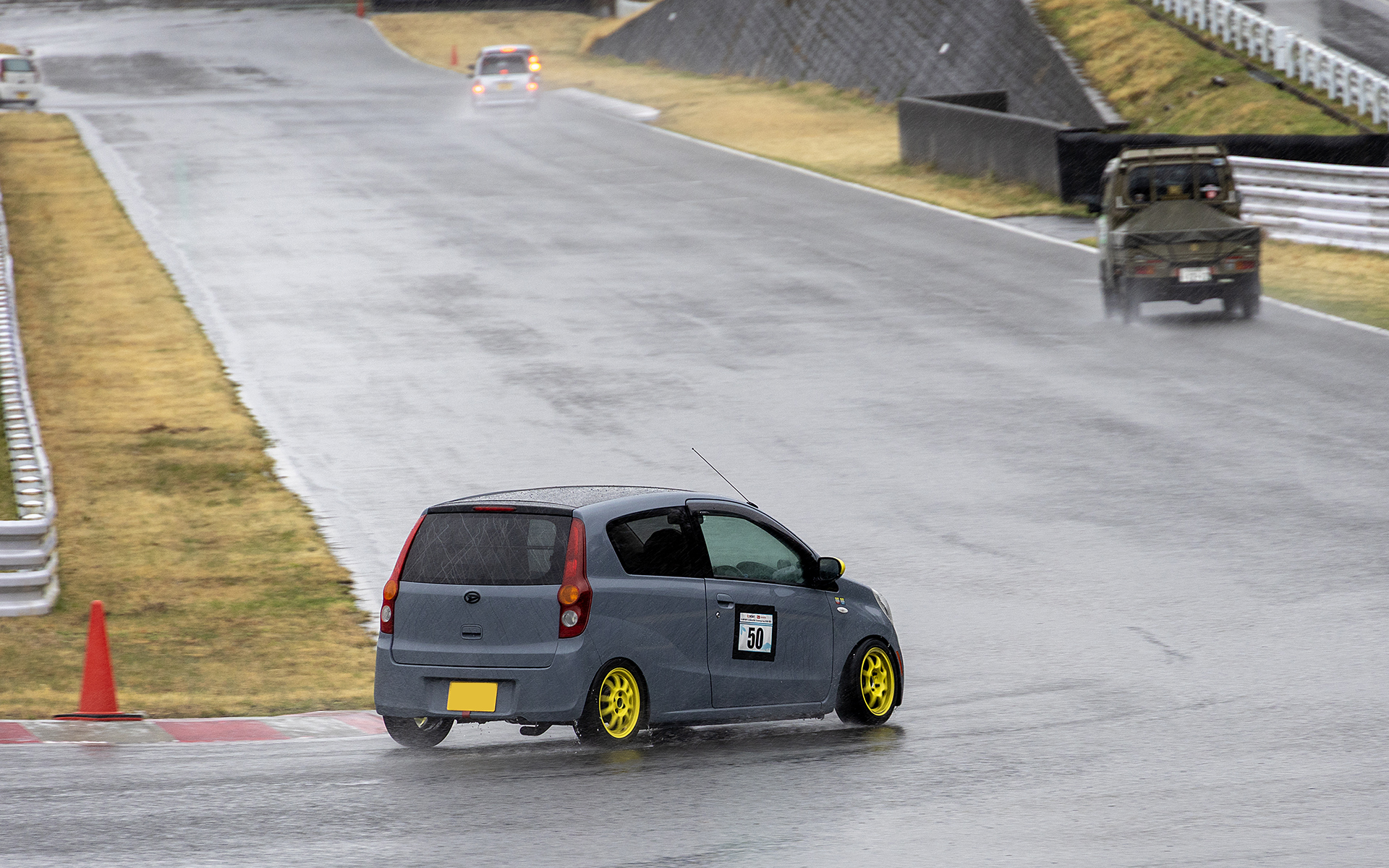 前のクルマとの間隔の空け方について、車内でも聞ける場内ラジオを使ってアドバイスしていた。聞いていた人は参考になったはず
