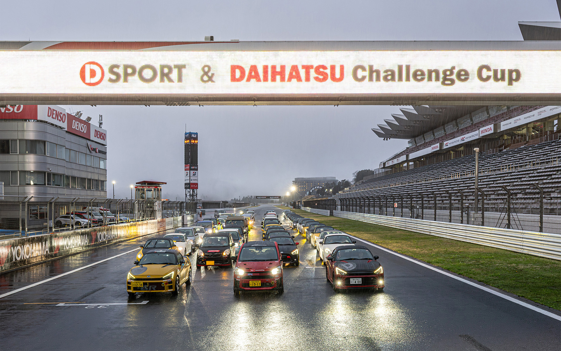 富士スピードウェイ開催では最後にレーシングコースでパレードランが行なわれる。まずはホームストレートで記念撮影