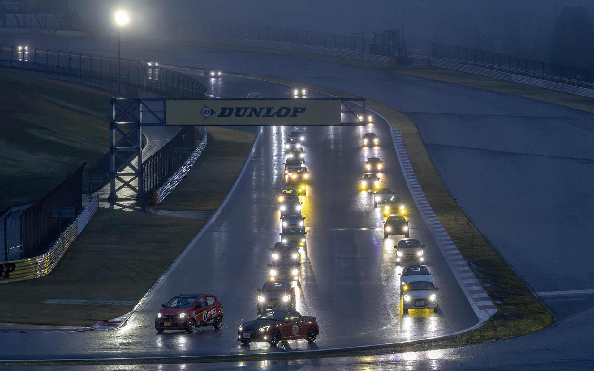 レーシングコース走行の様子。夜間走行ができるのも貴重な体験