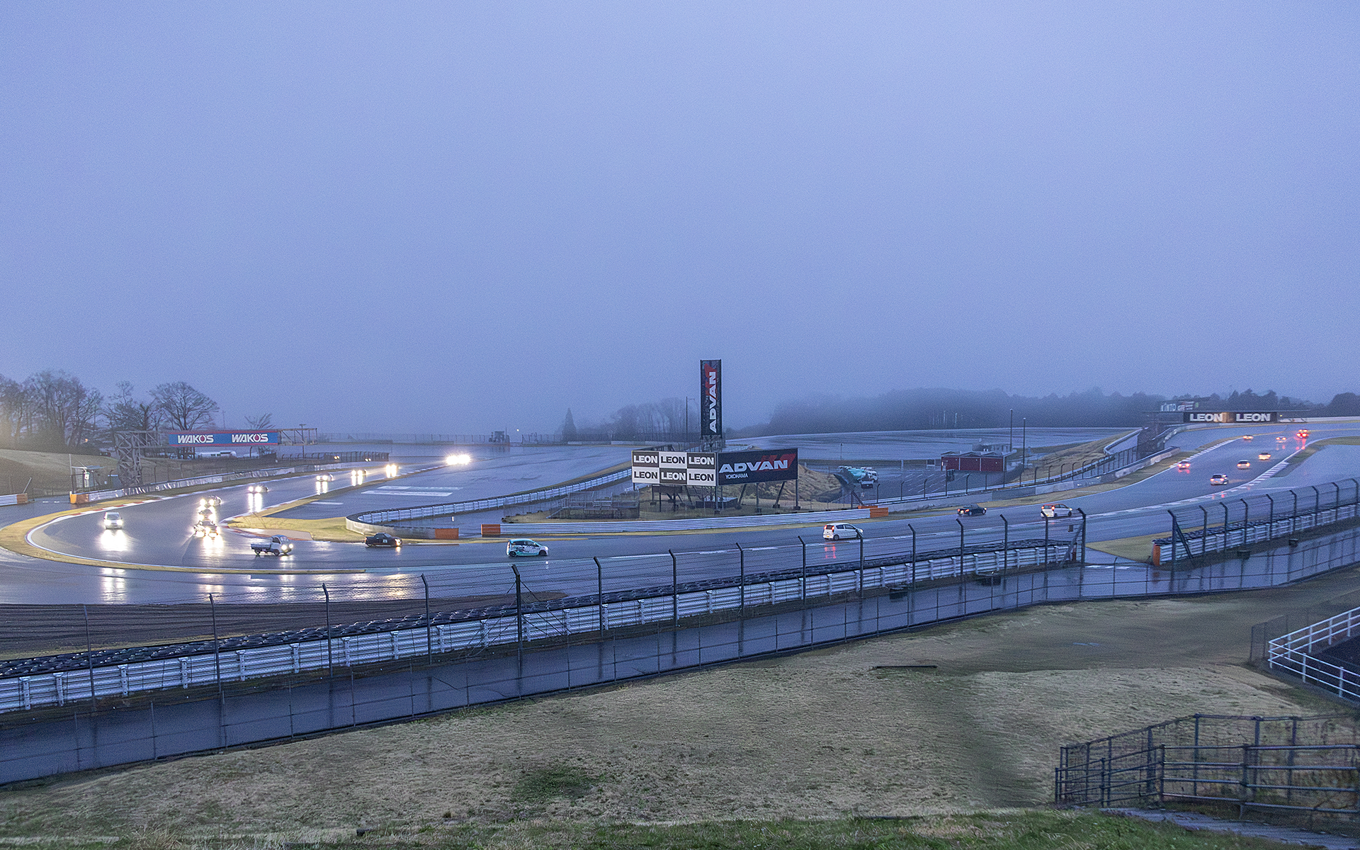 約70台の隊列なのでこのカットに収まらないほど