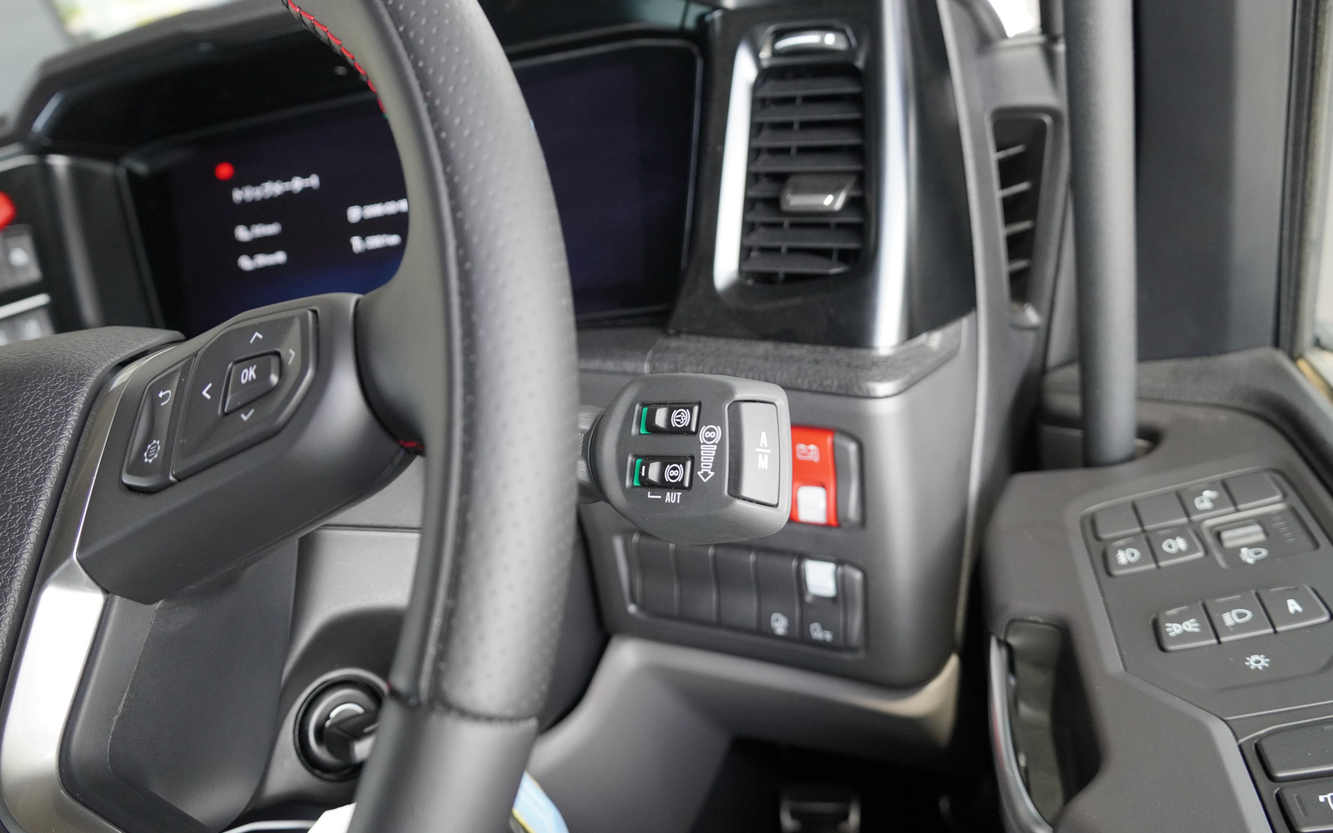 シフトは右レバーをひねることで操作。リターダーはこのレバーを下に倒す