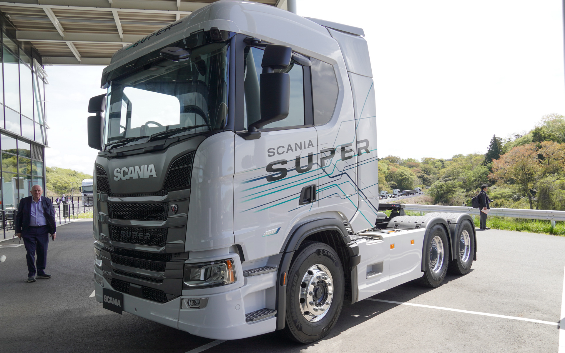 後輪が2軸の6×4仕様のトラクタ。こちらはキャブが「R」タイプのハイルーフで、最も高い「S」よりも若干ルーフが低い