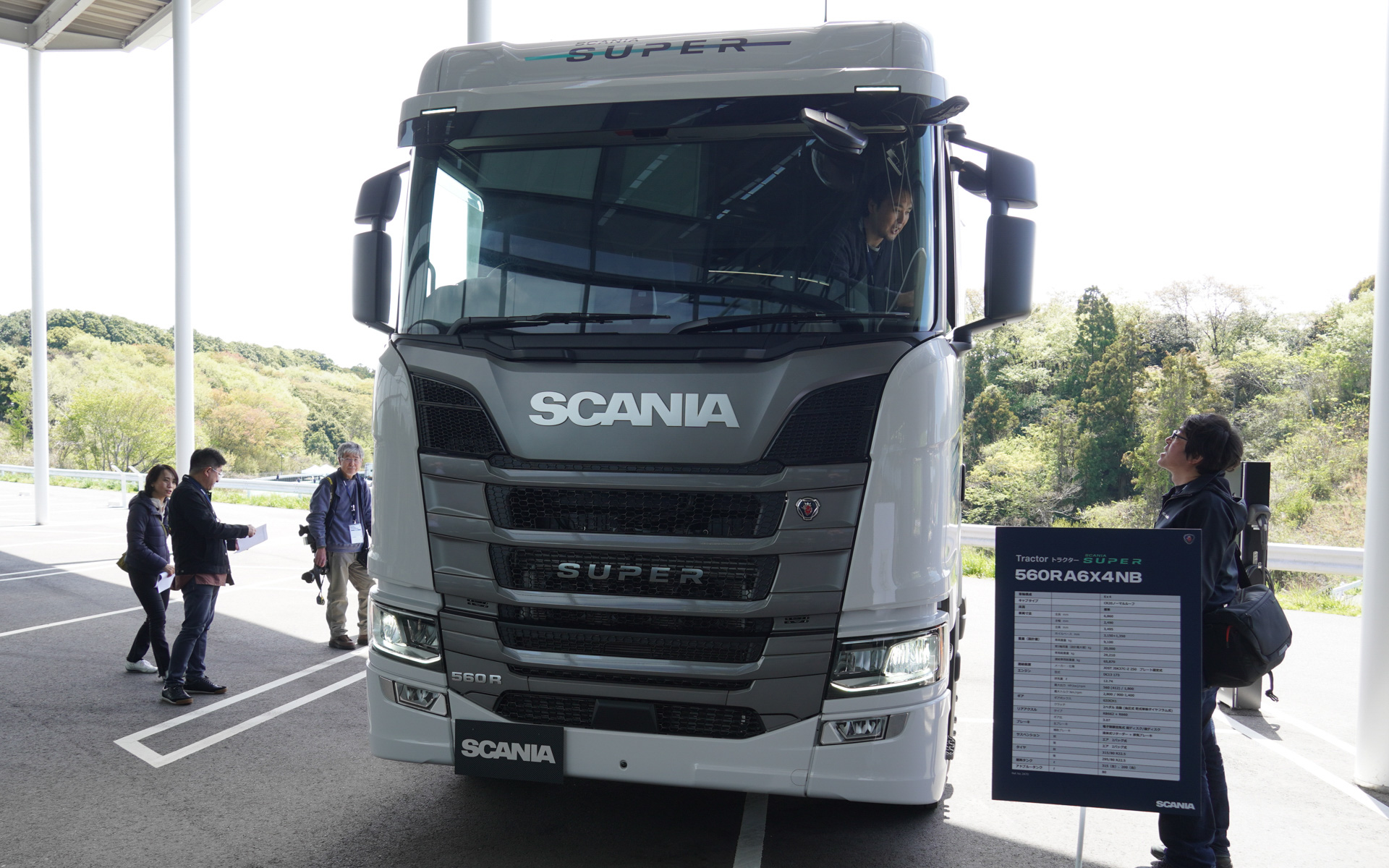 6×4仕様のトラクタ