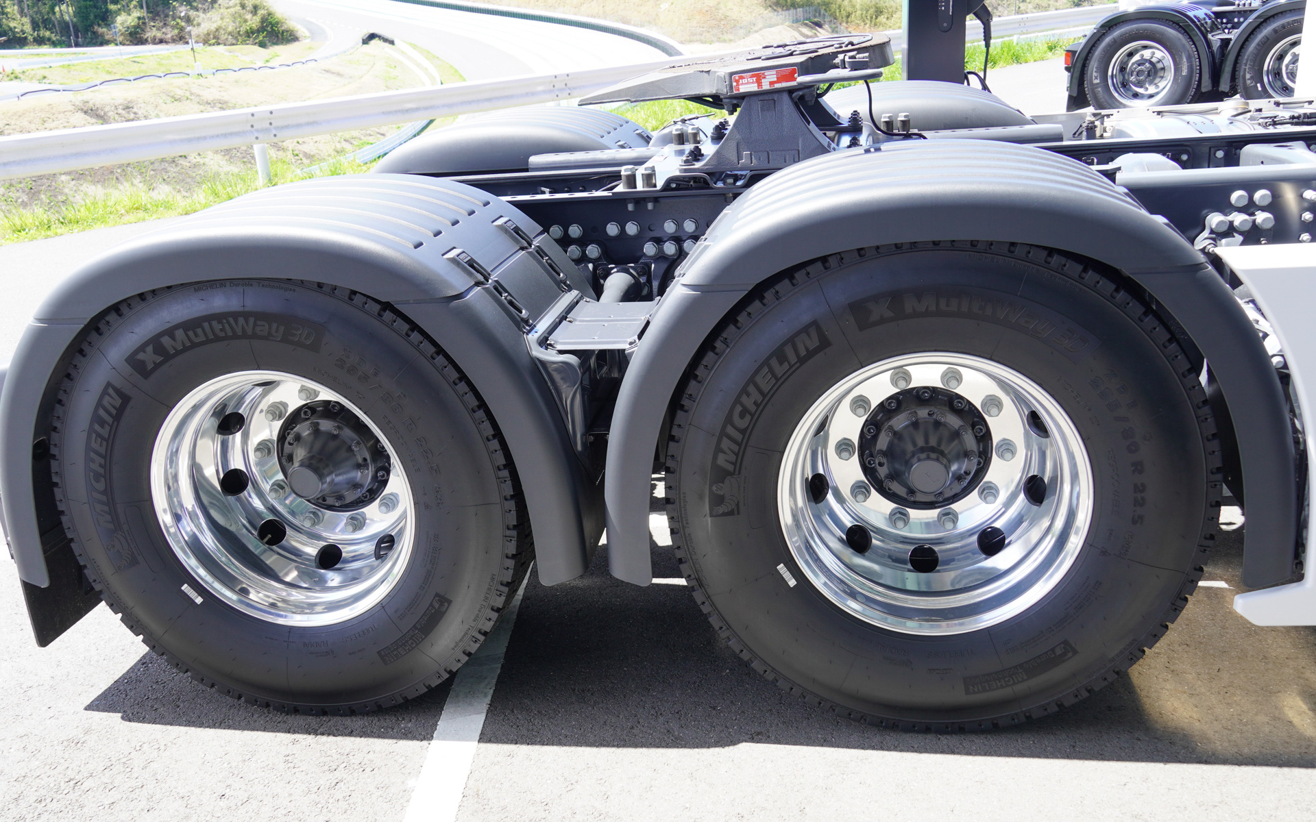 6×4の後輪、今回はミシュランの295/80R22.5をダブルで履く