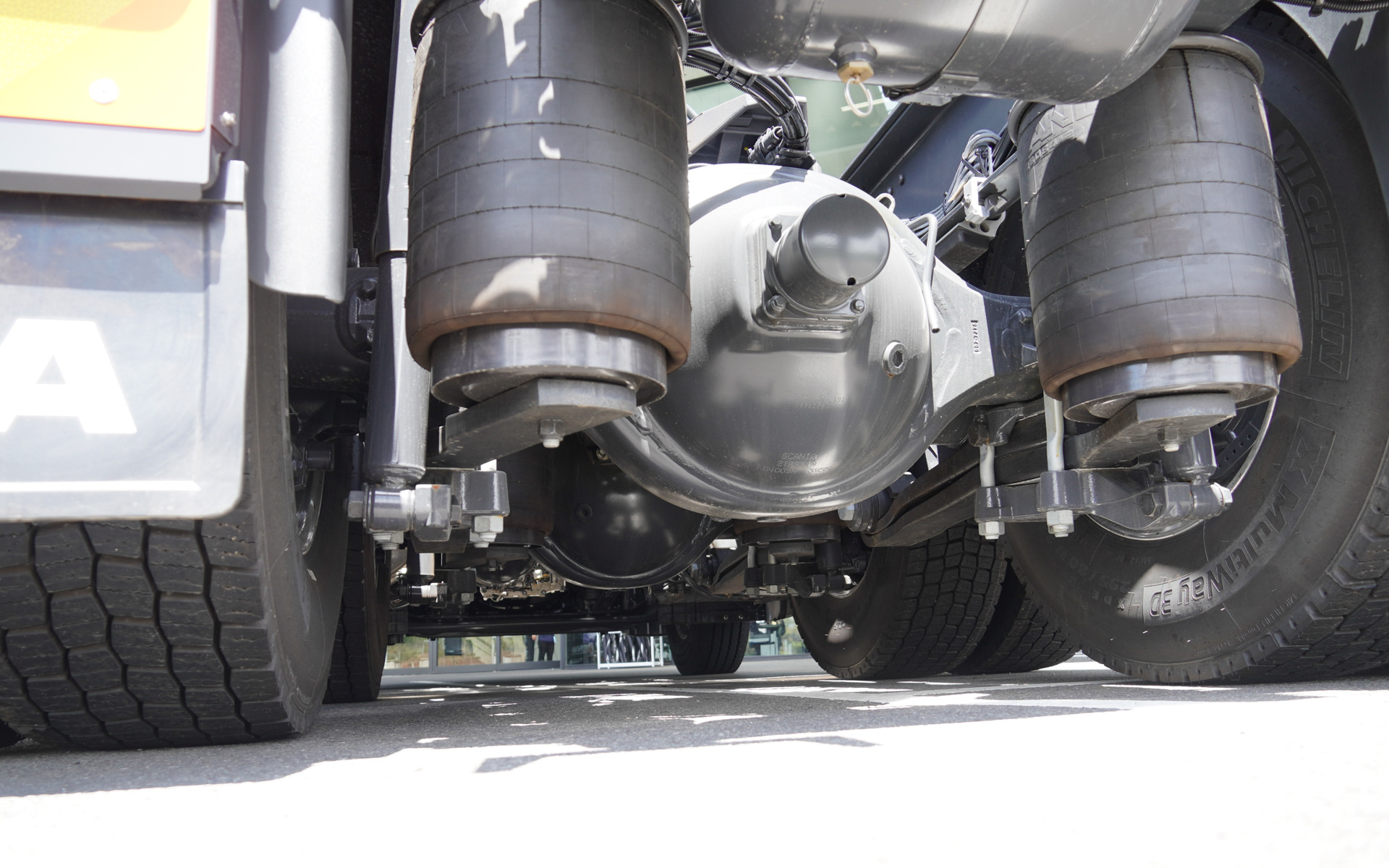 6×4の前後2つのデファレンシャルギア