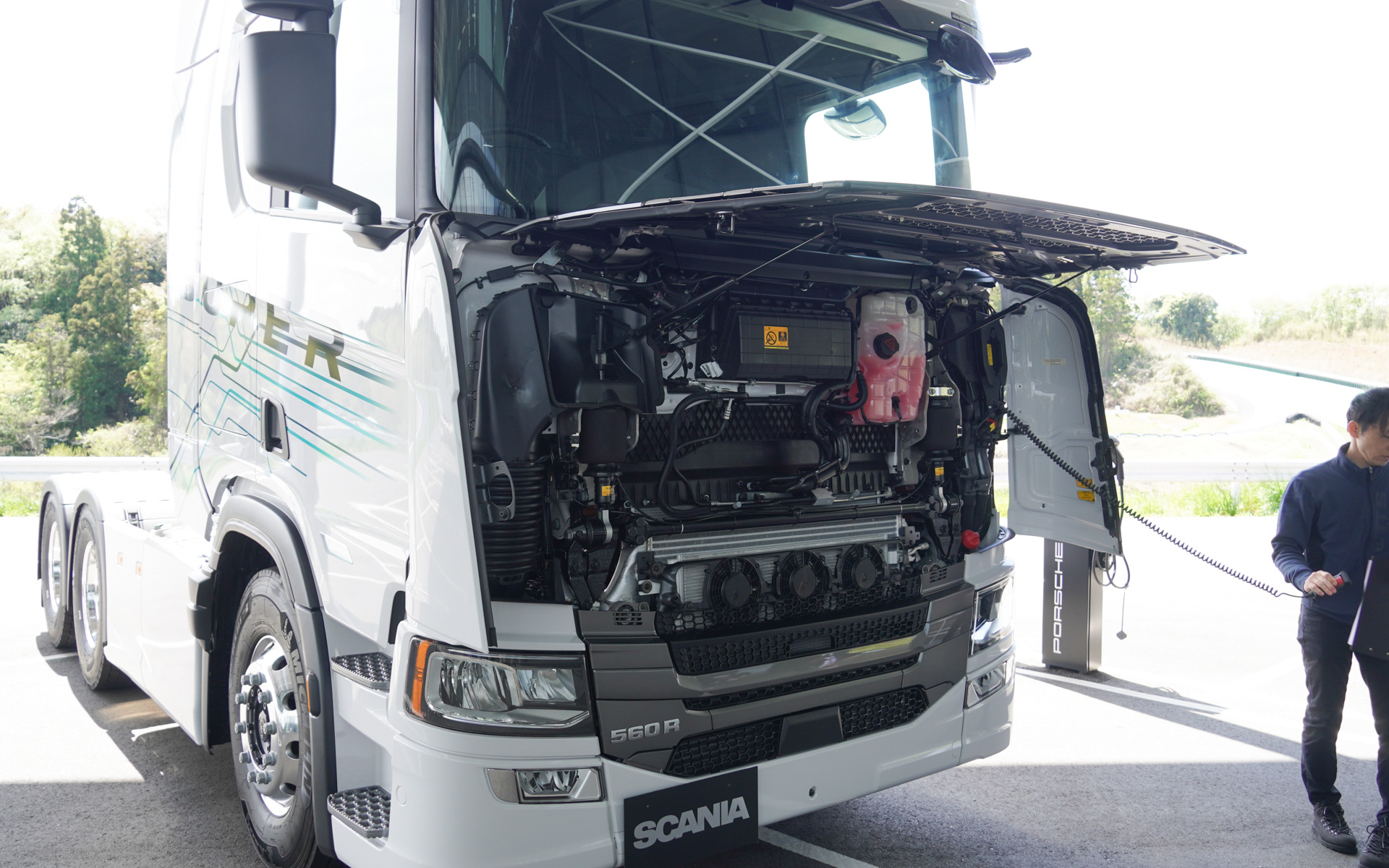 キャブのチルトはフロントフードを上げてそこにあるリモコンから操作する