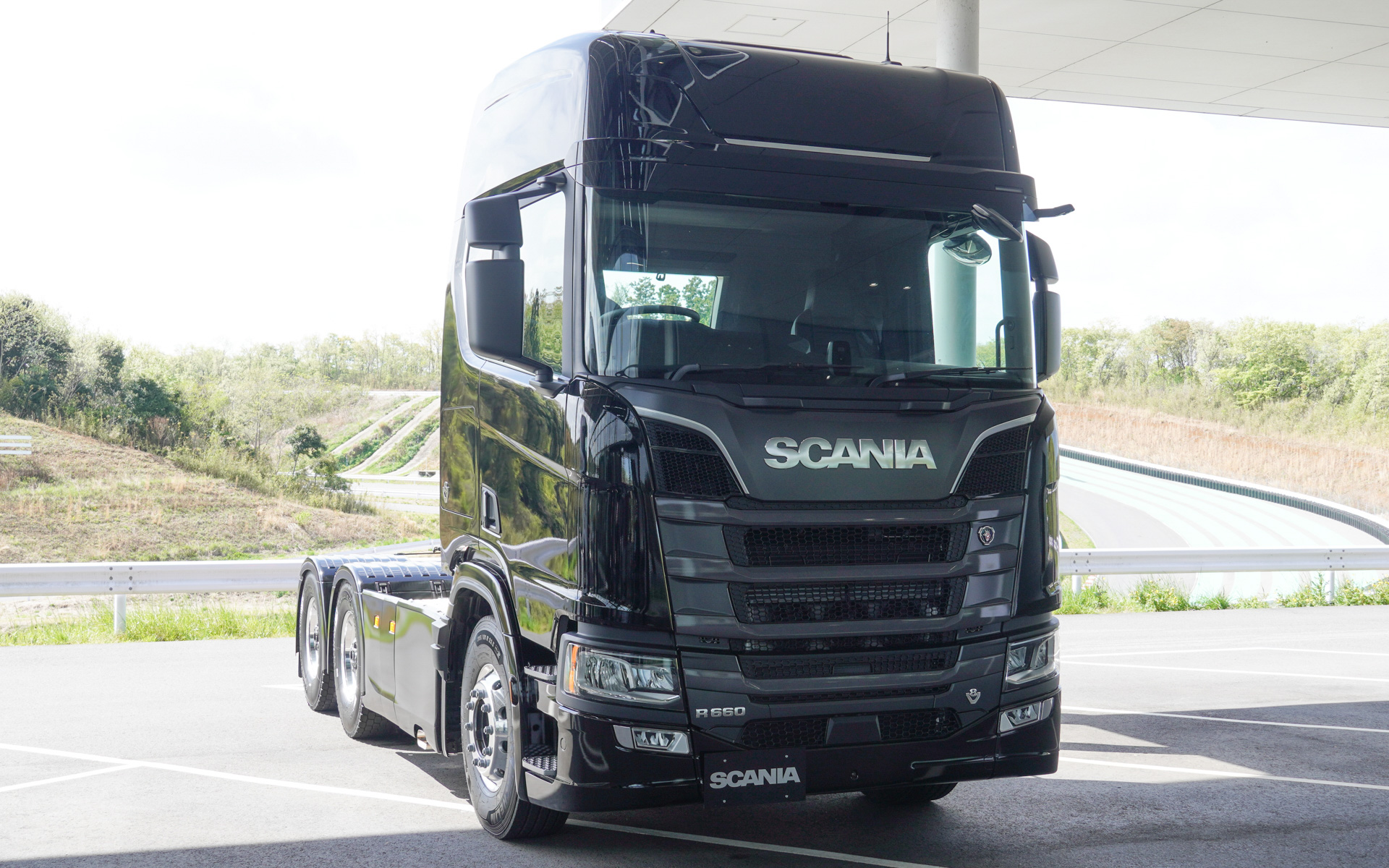 16リッターエンジン搭載の6×4トラクタの展示