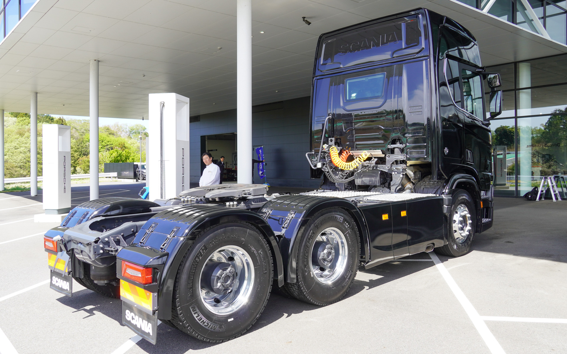 16リッターエンジン搭載の6×4トラクタの展示