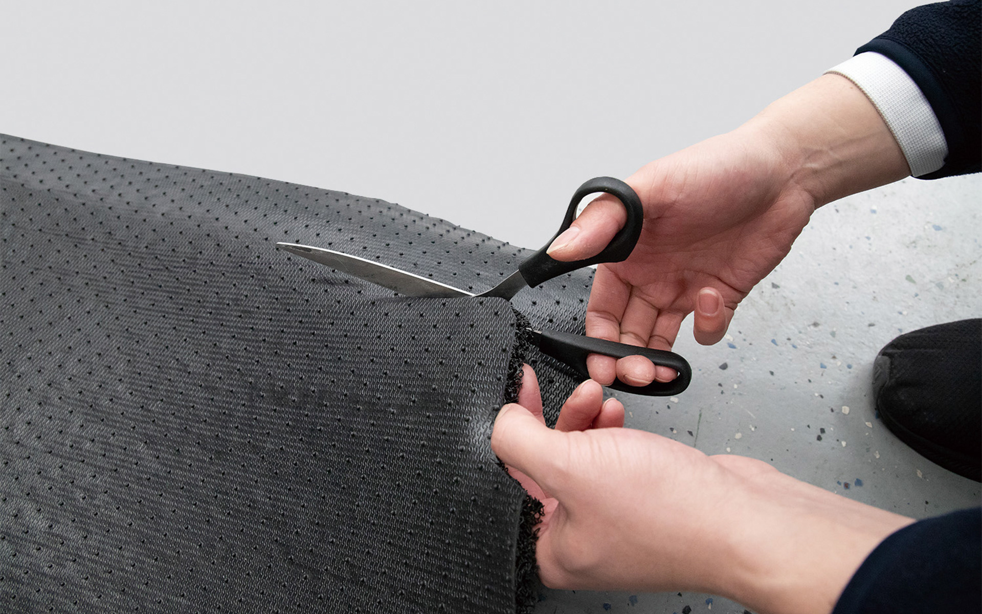 純正フロアマットを取り外し、裏面から純正フロアマットの形状に沿って本体をハサミ等でカットする