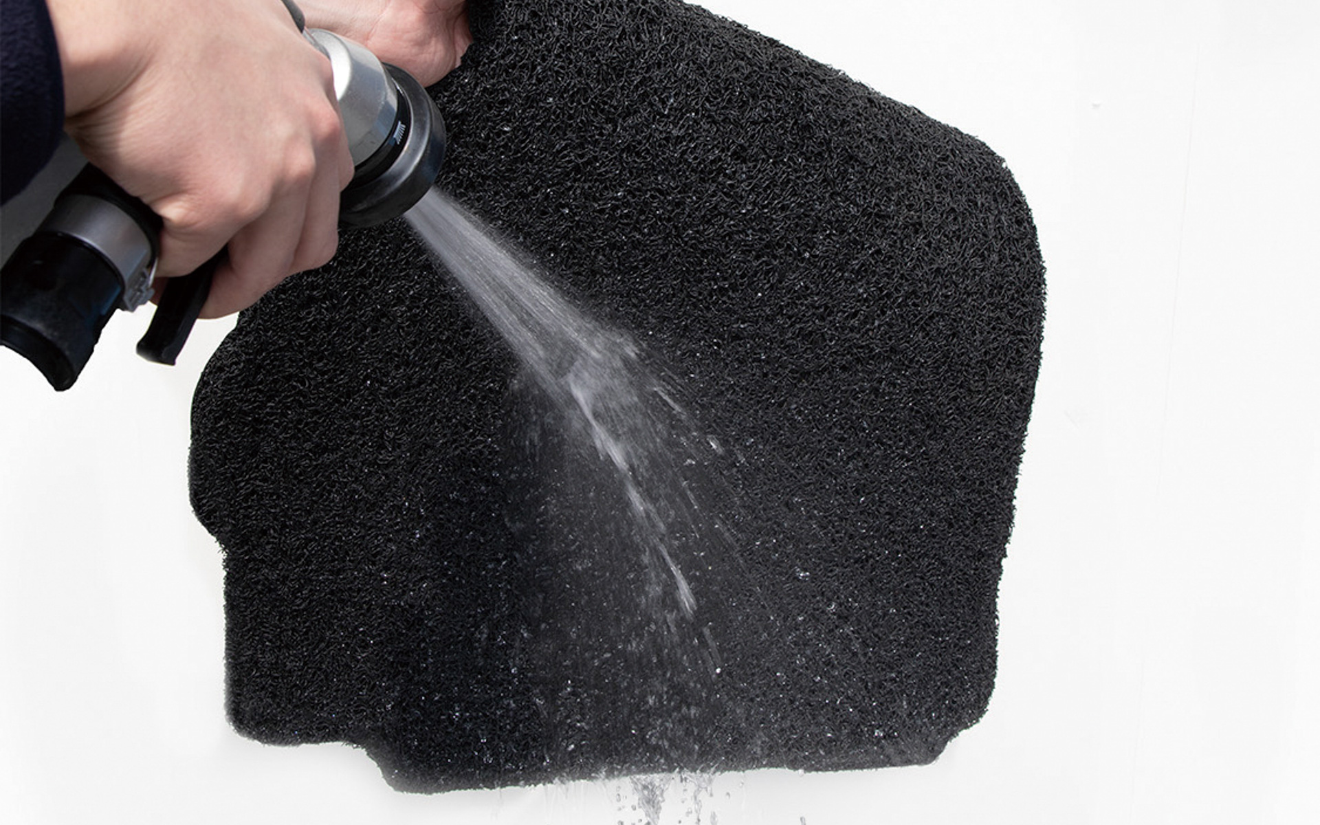 純正フロアマットの上に装着することで、土や砂などの汚れをコイルがキャッチし、純正フロアマットの汚れを防止する