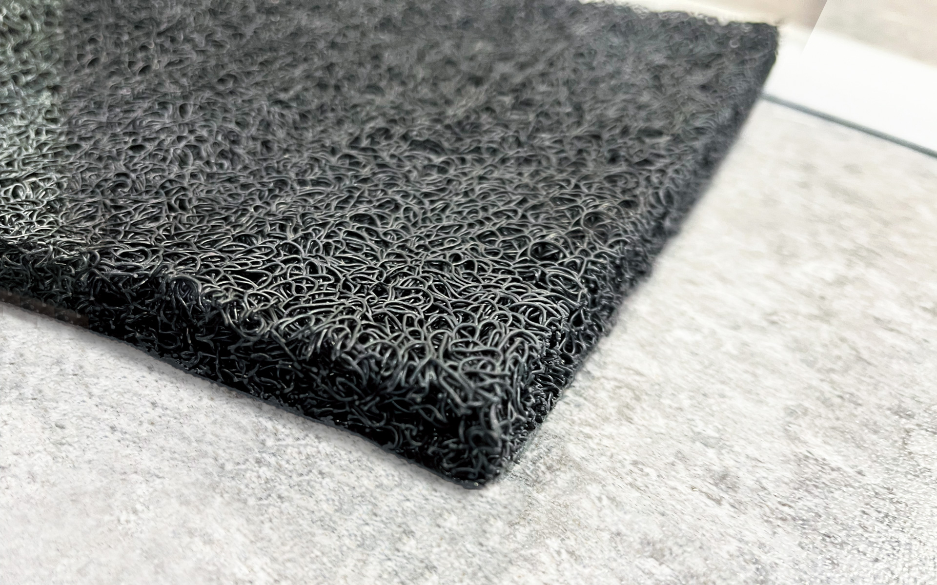 主にロードノイズやエンジン音にあたる100Hz付近のノイズを低減