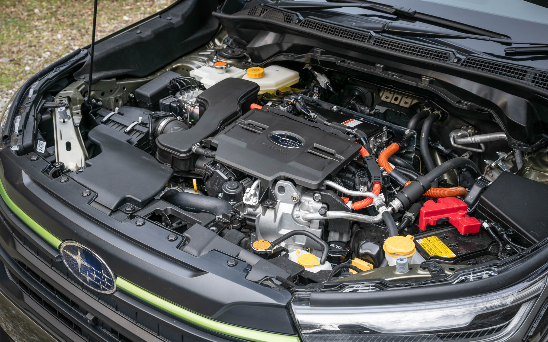 ストロングハイブリッドモデルは水平対向DOHC 2.5リッター直噴エンジンにモーターを組み合わせる