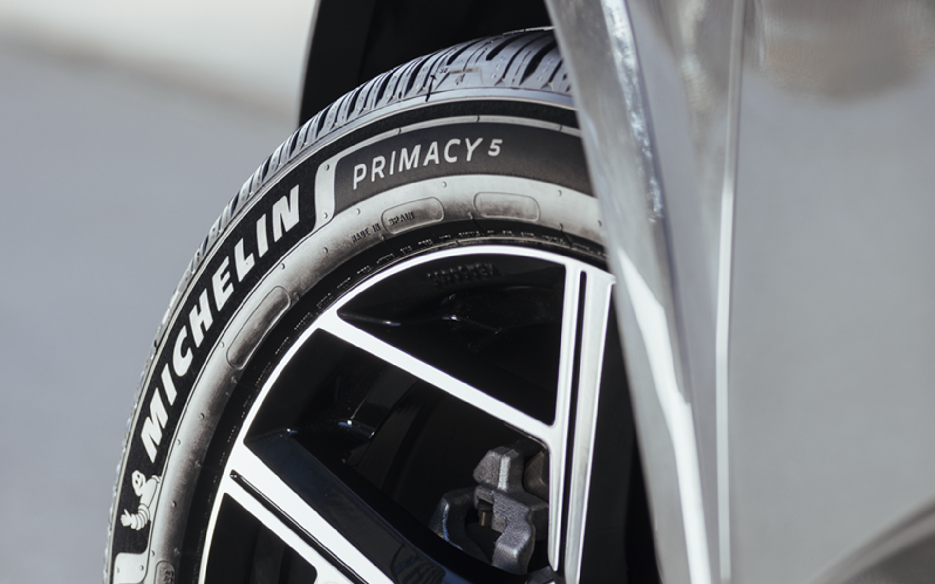 「Premium touch」でサイドウォールをより黒く、美しく見えるよう仕上げた