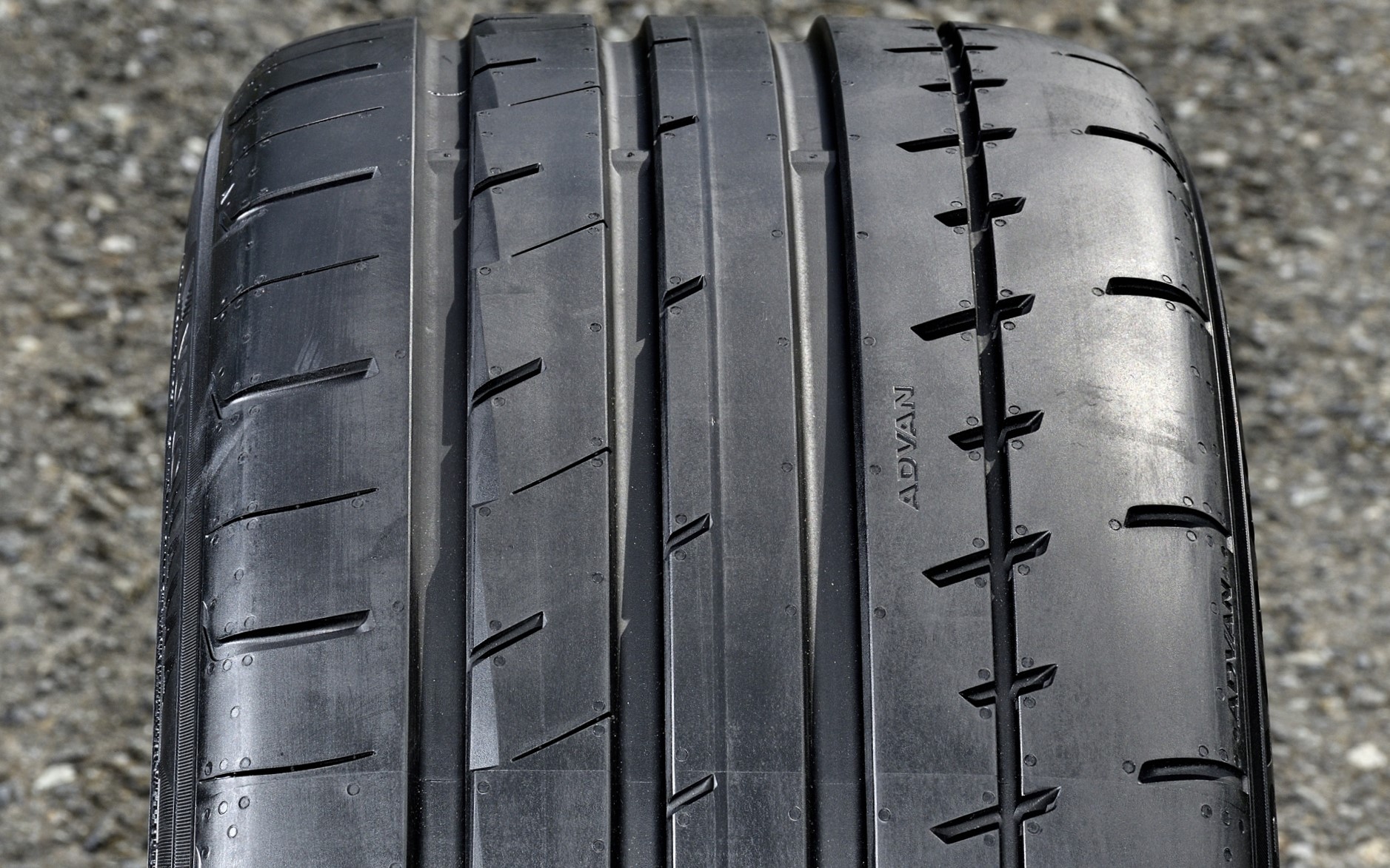 アドバン・エイペックス V601では新非対称トレッドパターンを採用
