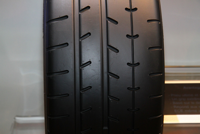 アドバン A052のトレッドパターン