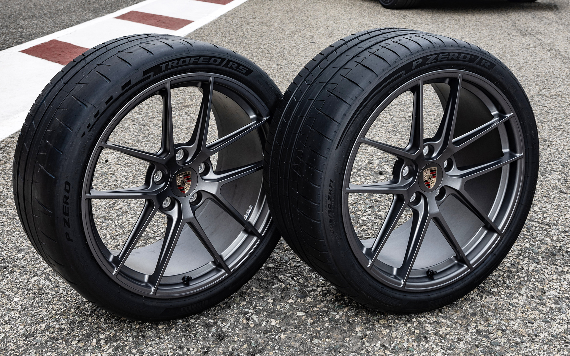 ピレリ P ZERO R（右）