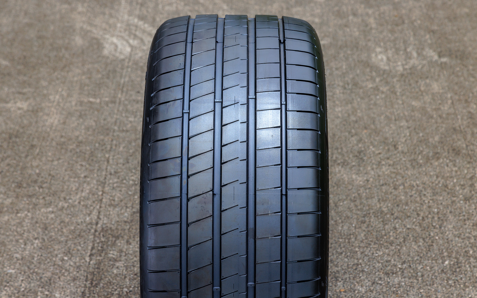 イーグル F1 アシメトリック 6のトレッドパターン