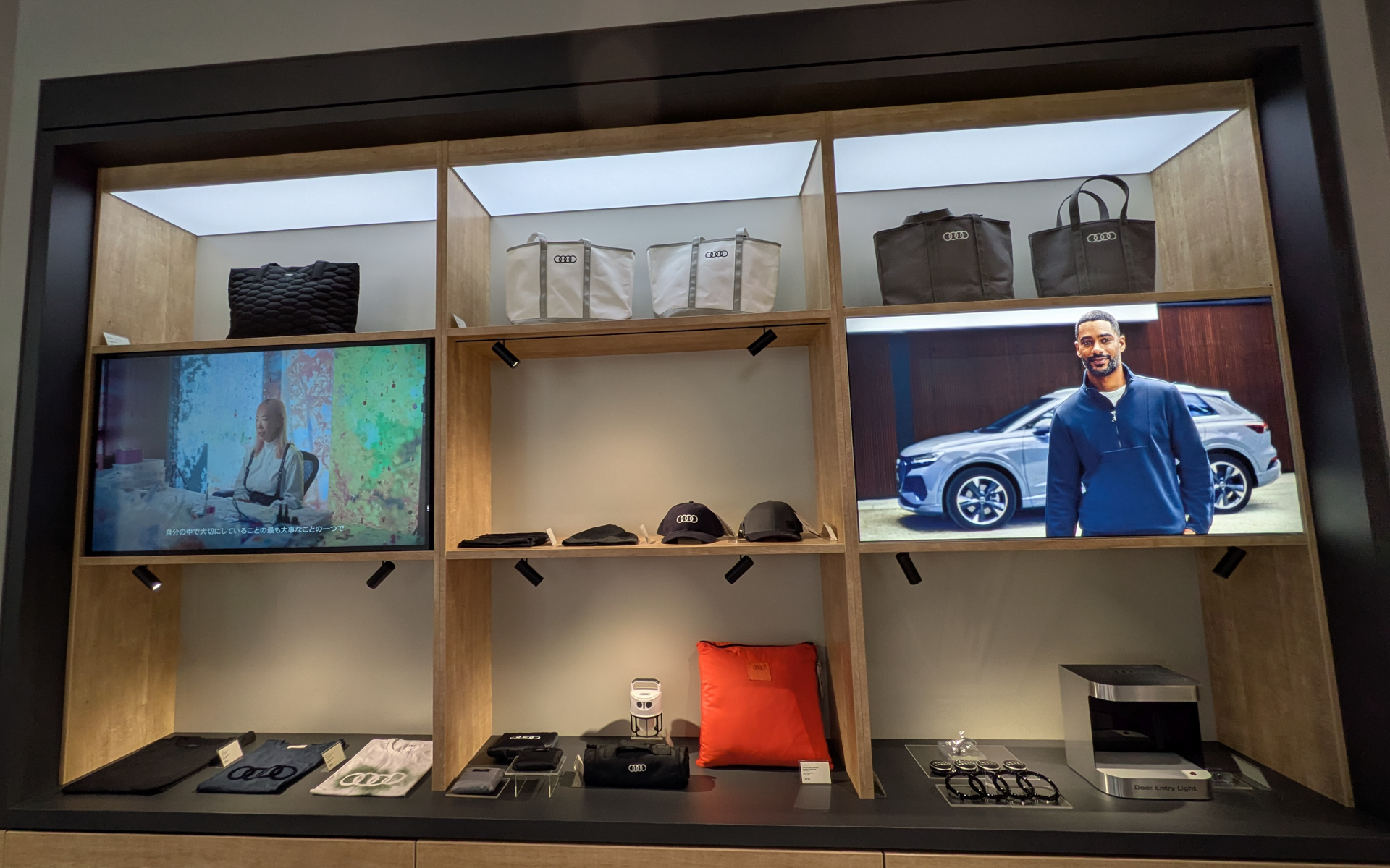 バッグやシャツ、小物など、アウディブランドを使ったライフスタイルを提案