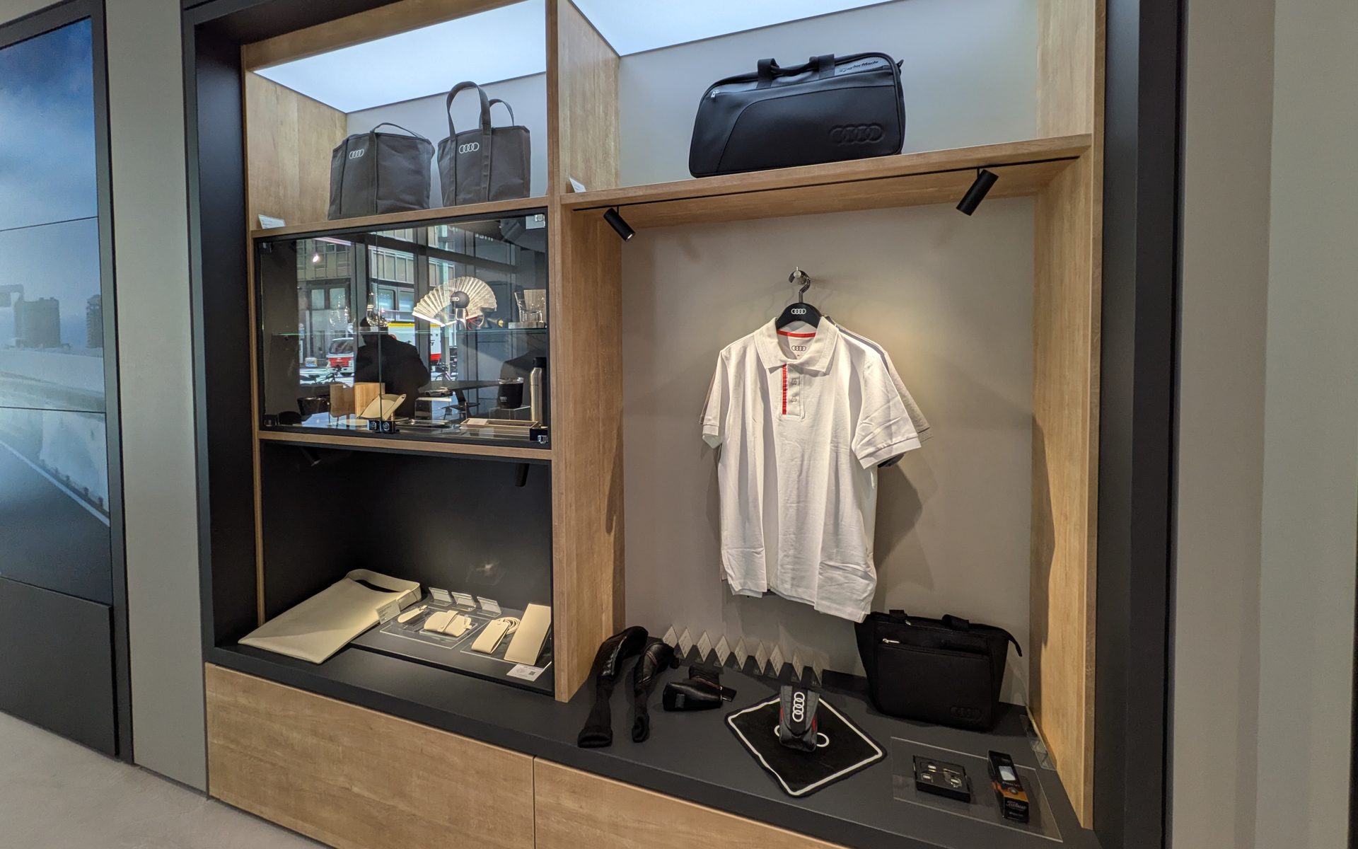 バッグやシャツ、小物など、アウディブランドを使ったライフスタイルを提案