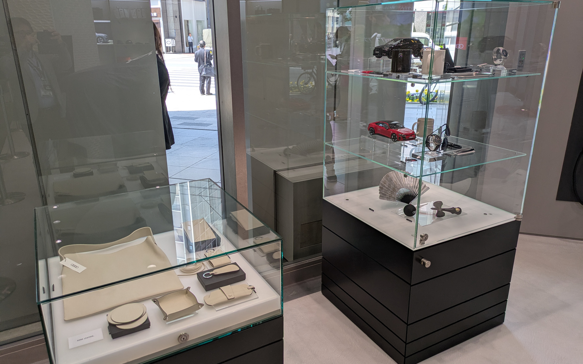 オリジナルアイテムを多数展示・販売している