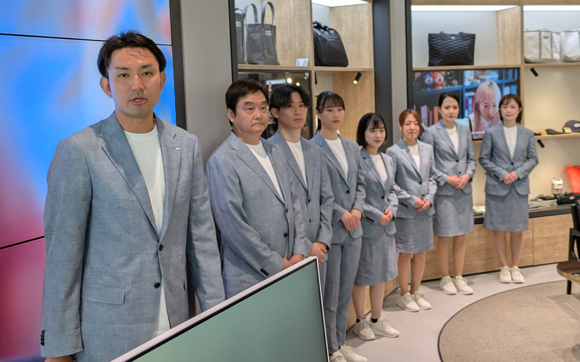 スタッフは全部で8名。白いシャツにグレーのセットアップという爽やかな装いで接客を行なう