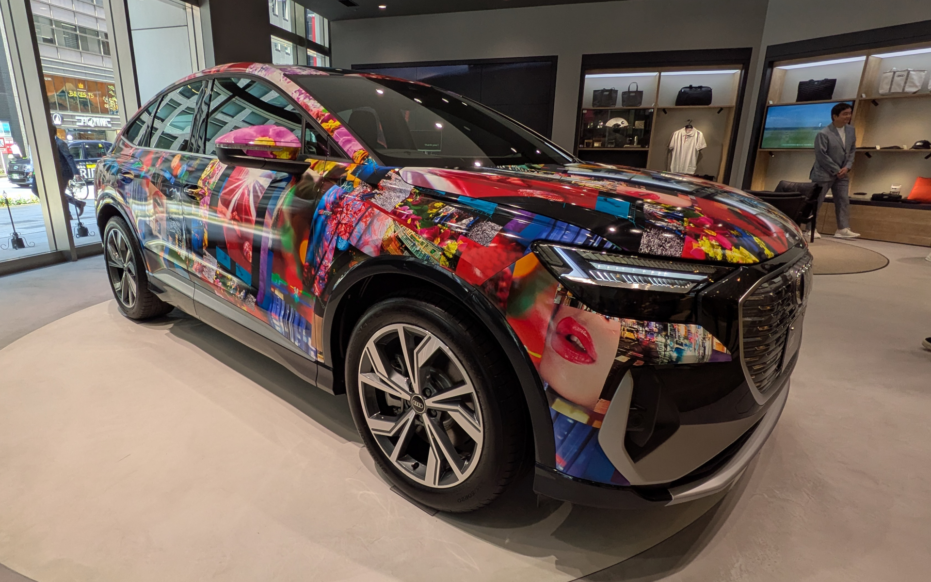 写真家・映画監督の蜷川実花氏がデザインした「Q4 Sportback e-tron」